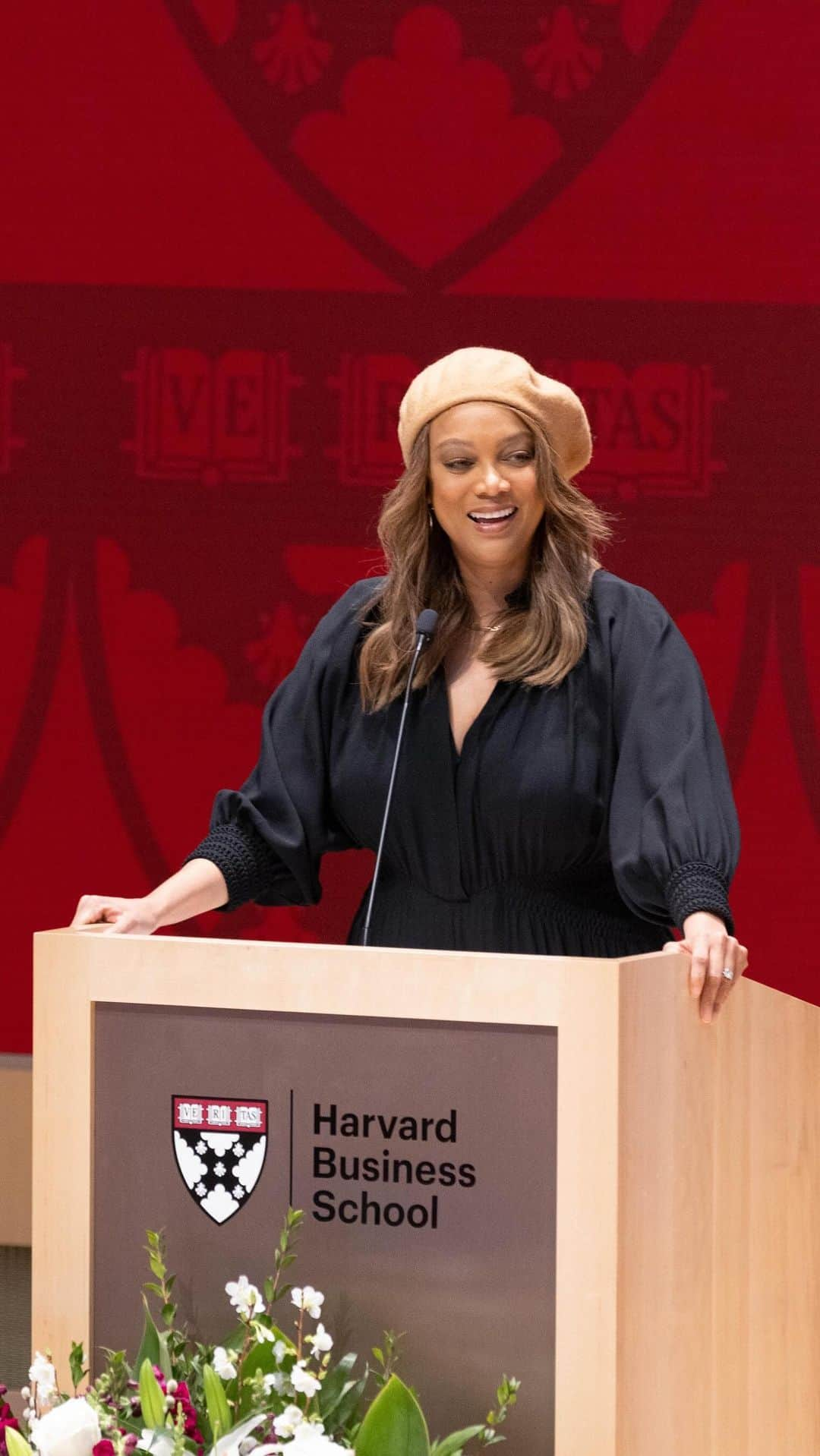 タイラ・バンクスのインスタグラム：「My heart is so full. I delivered the graduation speech to the  @Harvardhbs Owner President Management graduates. 👩‍🎓   I graduated from the same program 11 years ago. It changed my life.   #HBSforLife #OPMforever #hbsexeced」