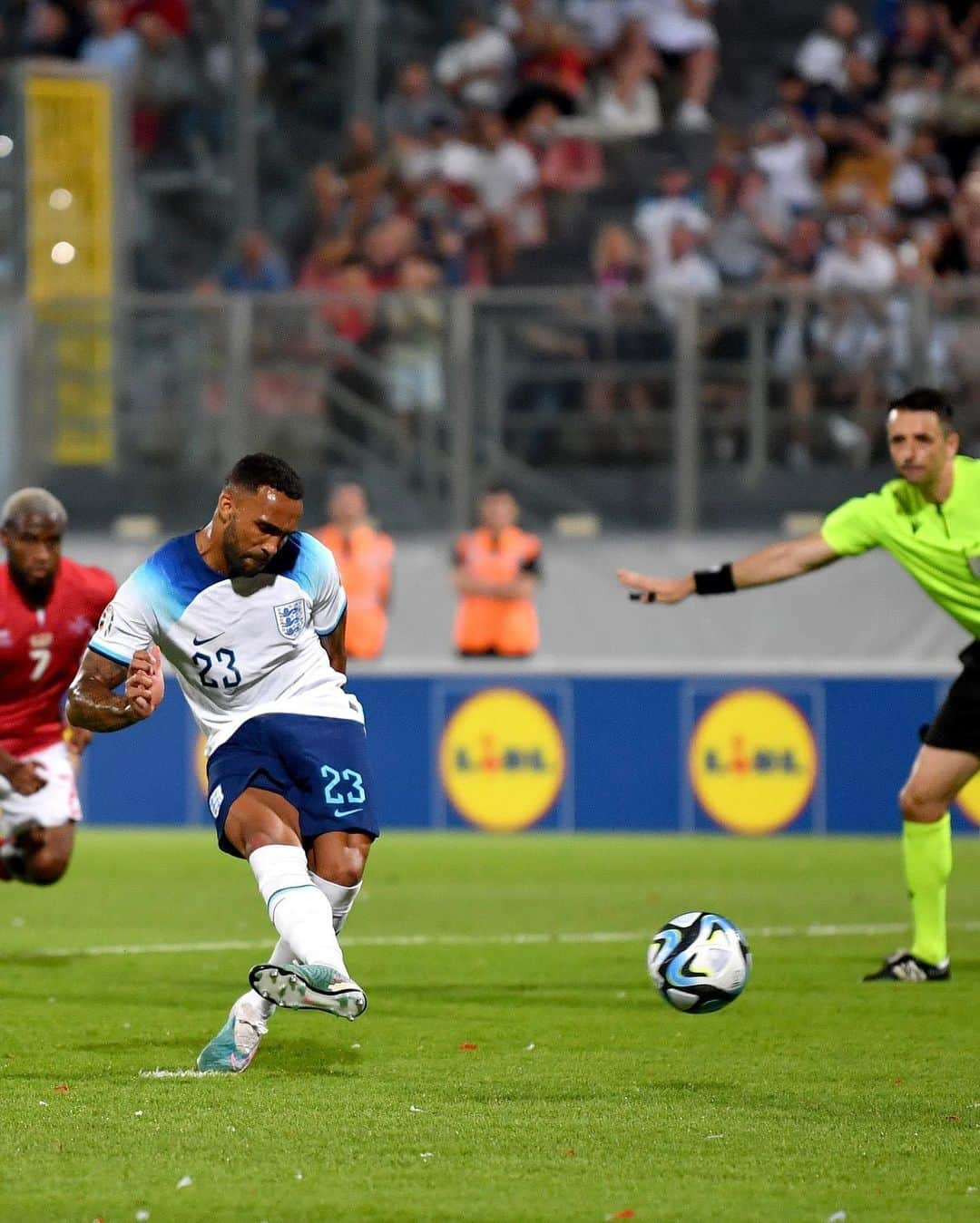 カラム・ウィルソンさんのインスタグラム写真 - (カラム・ウィルソンInstagram)「3 more points closer to qualification 👌🏽  Nice to get back on the scoresheet for 🏴󠁧󠁢󠁥󠁮󠁧󠁿! 🫡🤩」6月17日 7時17分 - callumwilson