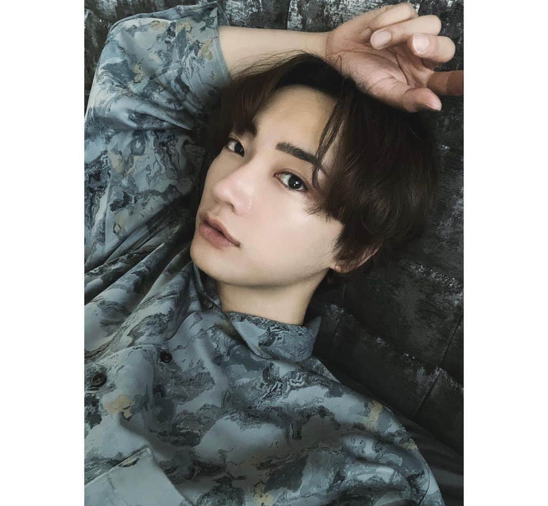 和合真一のインスタグラム：「仕事で濃いめのメイクしてたんだけど、 落としたてって目にちょっとアイライン残ってて ナチュラル・メヂカラゆえ、自撮りチャンスなんよね。  #和合真一 #ShinichiWago #自撮り #Selfie #自撮りスト #プロ自撮ラー #伝説の盛り師 #実物とは多少異なりますご了承ください」