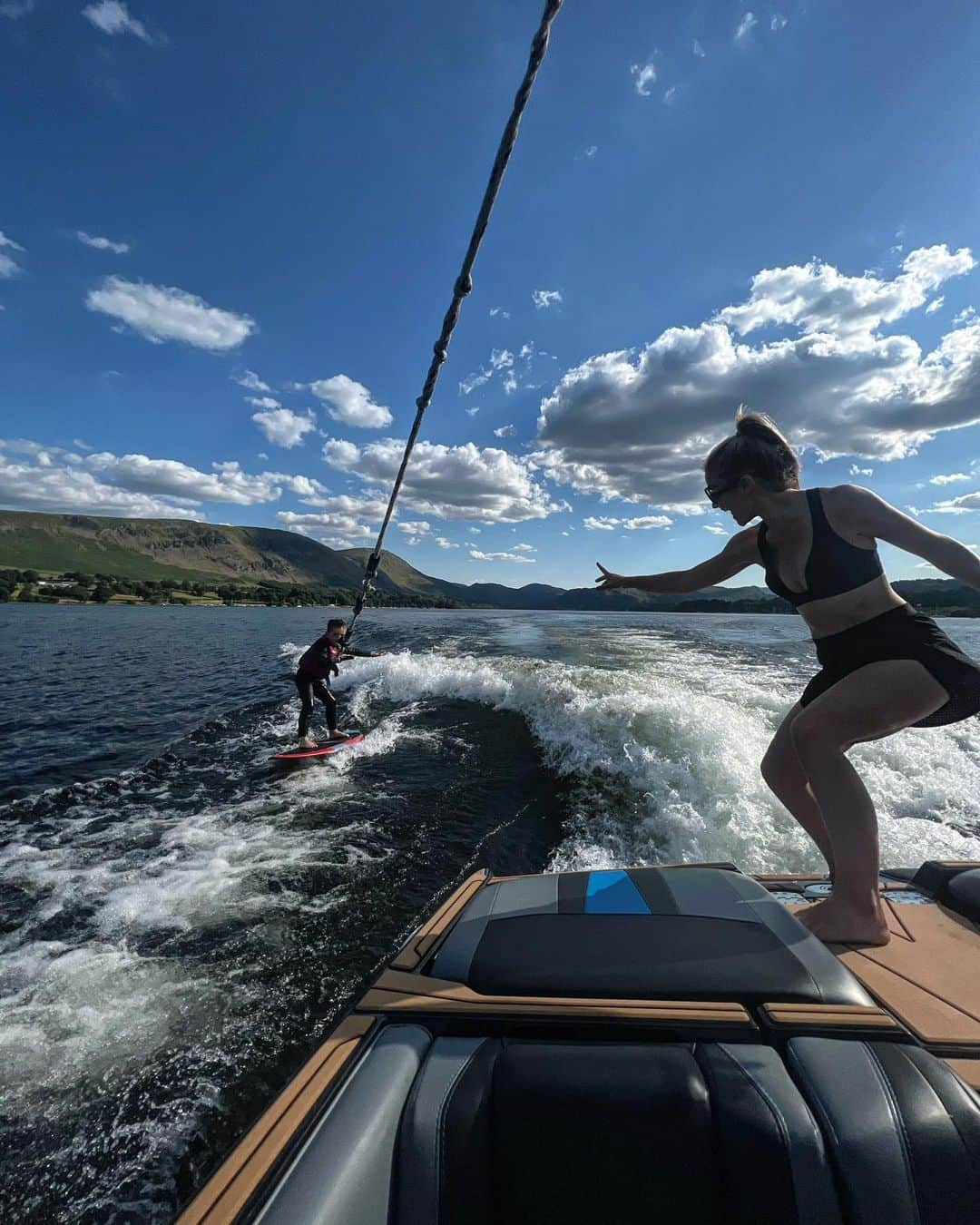 ヘレン・スケルトンのインスタグラム：「Heatwave. Proud Mum. ❤️🌊 #wakeboarding #surf #lake #summer #mumandson」