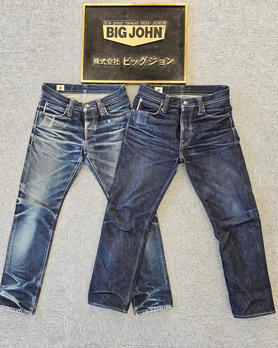 のインスタグラム：「スタッフのRARE LOVEです。 M104G(23oz Regular Straight) 23,000円(税込25,300円)、30in穿き込み78日目。 今回で23oz 4着目の穿き込みとなります。  左:M106G(23oz) 29in 366日着用保管中 右:M104G(23oz) 30in 本日78日着用  🌟M106G  29in  366日　保管中🌟 2019.3.1～2020.2.29  着用前日水洗い→3か月後水洗い→4か月後水洗い→5か月後水洗い後保管　　全て10分間.天日干し  ❇️M104G(Regular Straight)  30in 78日目❇️ 着用前日までに水洗い10分間　天日干し→裾上げ 2023.4.1～  ◽️A pioneer in Japanese Jeans   -BIG JOHN-    from KOJIMA to the world ◽️  RARE LOVE (staff)  Thank you for checking our posts 🙏  LEFT:  M106G (23oz) 29in 〈Day366 and now during storage〉  RIGHT: M104G(23oz) 30in 〈Day 78〉   #bigjohnjeans#deim#denimhead #23oz#穿き込み#23オンス#denimfades#rawdenim#selvage#selvagedenim　#ヘビーオンス#国産ジーンズ#児島ジーンズ　#Japanesedenim #kojima#ビッグジョン#denimstyle #ビッグジョンジーンズ#デニム#国産#denimjeans#児島#365daysoffade #エイジング#経年変化#レアジーンズ#drydenim#japandenim#denimlovers#denimporn」