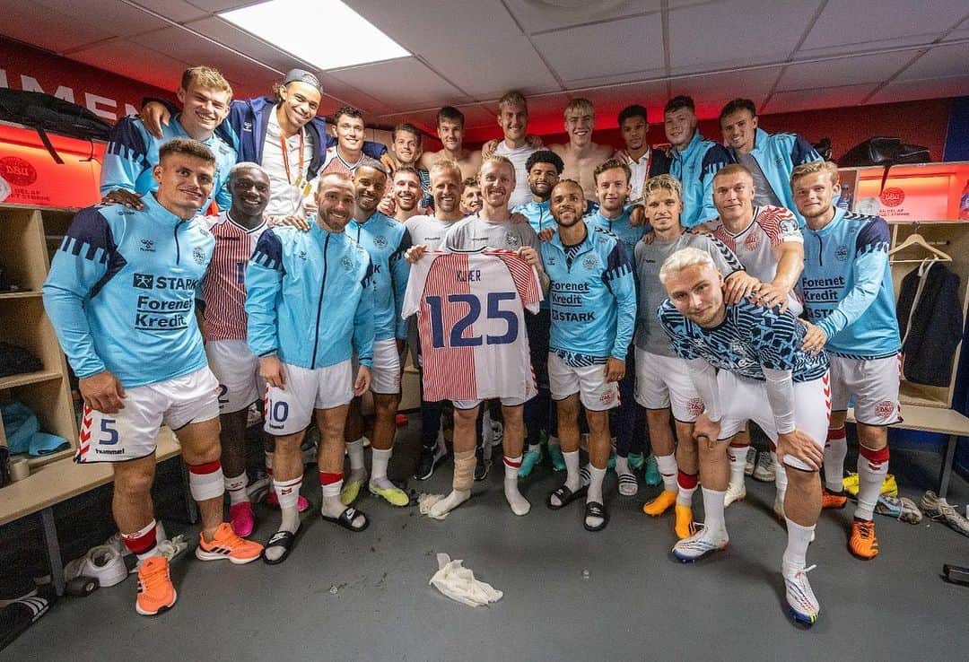 クリスティアン・エリクセンのインスタグラム：「Pffff… 3 point! Og et kæmpe tillykke til @simonkjaer.official med de 125 kampe❤️🇩🇰 #ce10 #pissefedstemmingiparkenigen」