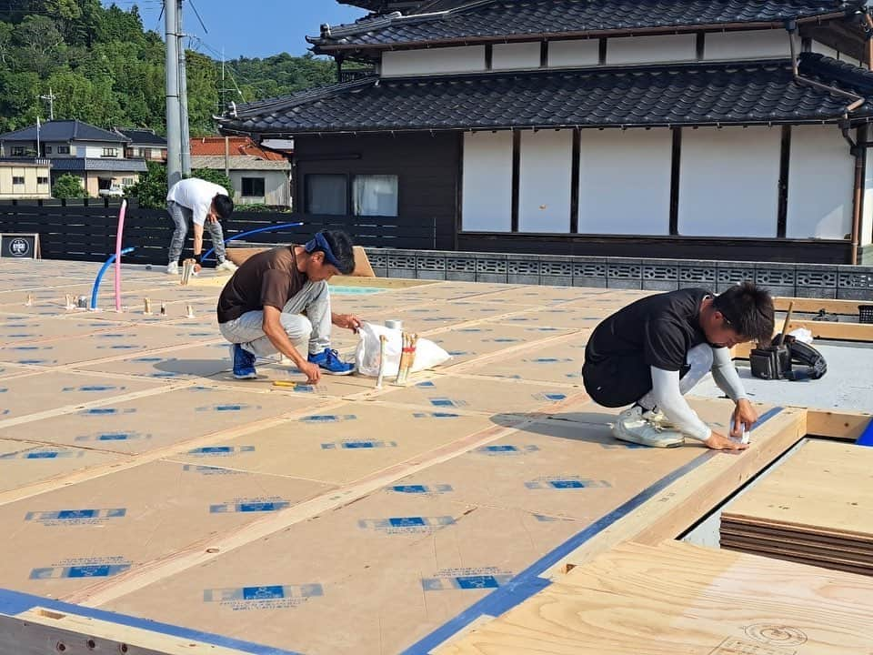 ヒヨシケンセツさんのインスタグラム写真 - (ヒヨシケンセツInstagram)「おはようございます‼︎ 晴れてますね(*´∀｀*) 暑くなりそうですね‼︎ ＊ #hiyoshiスタイル17棟目 #ジブンハウスhiyoshiエディション 本日は上棟です‼︎ ＊ ＊ 写真は土台敷き後の 床のFPパネル入れ‼︎ 今回はFPの家仕様(*´∀｀*) しっかりと丁寧に機密テープ張り‼︎ ＊ ＊ 本日、スタッフ一同頑張ります‼︎ ＊ #島根 #益田 #益田市 #工務店 #陽吉建設 #ヒヨシケンセツ #注文住宅 #FPの家 #高気密高断熱 #ジブンハウス #ジブンハウスhiyoshi #新築 #マイホーム #家づくり #家はスマホで買う時代 #デザイン #オシャレ #間取り#暮らしを楽しむ #収納 #断熱材 #現場 #完成見学会 #アクセントクロス #丁寧な暮らし #快適な暮らし #シンプルホーム」6月17日 7時36分 - hiyoshi.ken