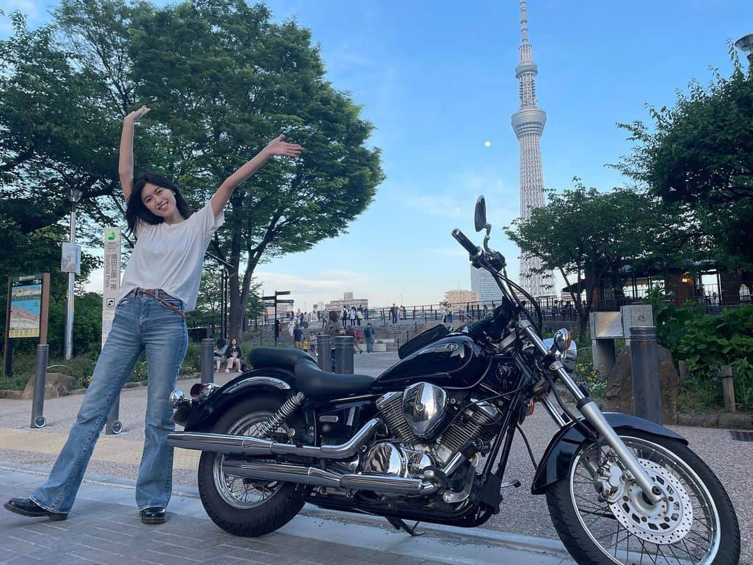 北向珠夕のインスタグラム：「いつの日かのバイクwithスカイツリーふぉと📷  はよ梅雨終わりたまえ🔚  #バイク#バイク女子#YAMAHA#ドラッグスター250」