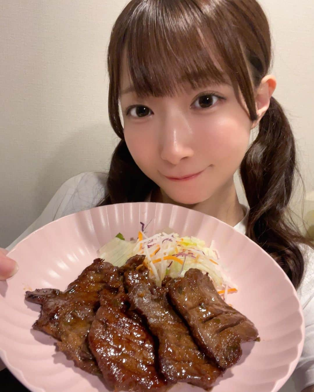 小日向ななせのインスタグラム：「お肉がだーいすきな私は牛タンをゲットした⭐︎⭐︎ お肉の中でもタンが一番大好き！ってか食べ物の中でタンが一番🥺🤍  これは美味しすぎた.....  昆布締め牛タン３パックセット ⭐︎味重の昆布締め牛タン ⭐︎昆布締め藻塩牛タン　 ⭐︎昆布締め柚子かおるタレ牛タン  どれも違った味で最高... なんなんだ...罪すぎる...  コーラと一緒にもぐもぐ🤤しましたとさ！！  #味重 #牛タン専門店 #昆布締め牛タン #牛タン #仙台牛タン #通販グルメ #japanesegirl #japanesemodel #gravure #gravureidol #グラビア #idol #ビジョビ #偶像 #我的 #自拍 #粉我 #性感的 #模特 #約拍 #我的最愛 #正妹 #그라비아　#bikinimodel #bikinigirl #asiangirls #asianbeauty  PR @gyuutanmijyuu」