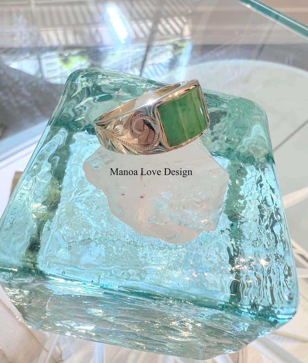 Manoa Love Design Hawaiiさんのインスタグラム写真 - (Manoa Love Design HawaiiInstagram)「Natural rectangle Jade🟩 Hawaiian scroll design ring✨  #manoalovedesign #jadering #hawaiianjewelry #hawaiianring #waikikibeach#waikiki#kalakauaave #internationalmarketplace #oneofkindjewelry #madeinhawaii #honoluluhawaii #808state #マノアラブデザイン #一点物ジュエリー #ジェイド#ハワイアンジュエリー #ワイキキ#ワイキキビーチ#ハワイ情報#ハワイ好き#ジュエリーデザイナー#ジュエリー好き#ジュエリーブランド」6月17日 7時45分 - manoa_love_design