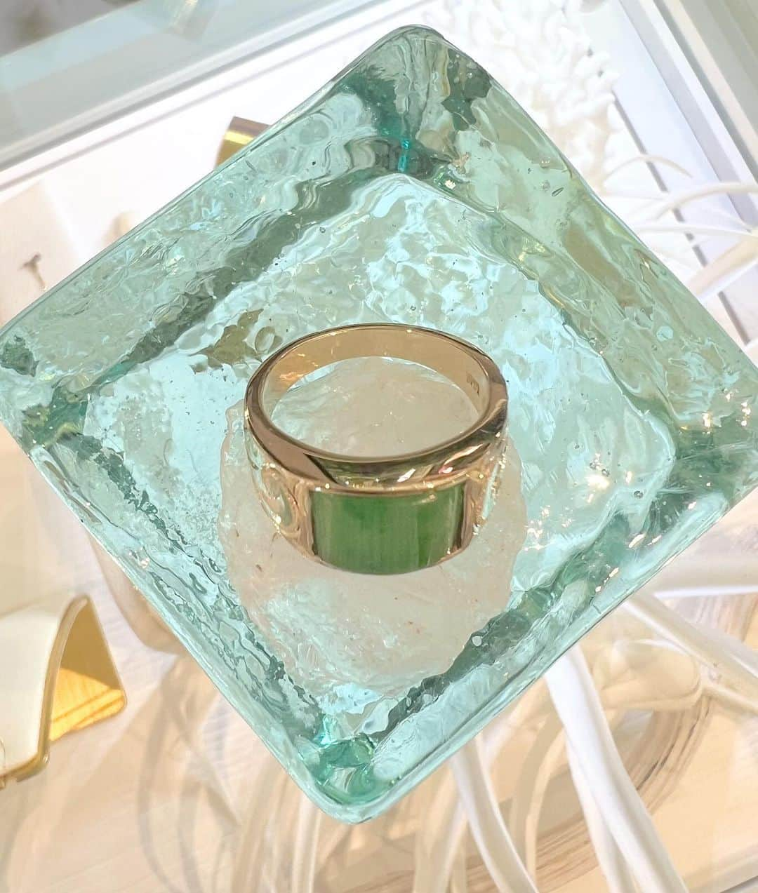 Manoa Love Design Hawaiiさんのインスタグラム写真 - (Manoa Love Design HawaiiInstagram)「Natural rectangle Jade🟩 Hawaiian scroll design ring✨  #manoalovedesign #jadering #hawaiianjewelry #hawaiianring #waikikibeach#waikiki#kalakauaave #internationalmarketplace #oneofkindjewelry #madeinhawaii #honoluluhawaii #808state #マノアラブデザイン #一点物ジュエリー #ジェイド#ハワイアンジュエリー #ワイキキ#ワイキキビーチ#ハワイ情報#ハワイ好き#ジュエリーデザイナー#ジュエリー好き#ジュエリーブランド」6月17日 7時45分 - manoa_love_design