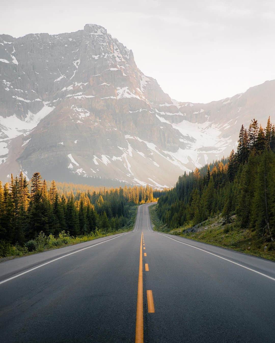 Travel + Leisureさんのインスタグラム写真 - (Travel + LeisureInstagram)「Photo by @long.explorer ⛰️ Summer vacation is firmly upon us, which means it's officially road trip season. Want to hit the open road this year but not sure where to go? Get our list of the most beautiful drives you can take around the world at the link in bio.」6月17日 7時50分 - travelandleisure