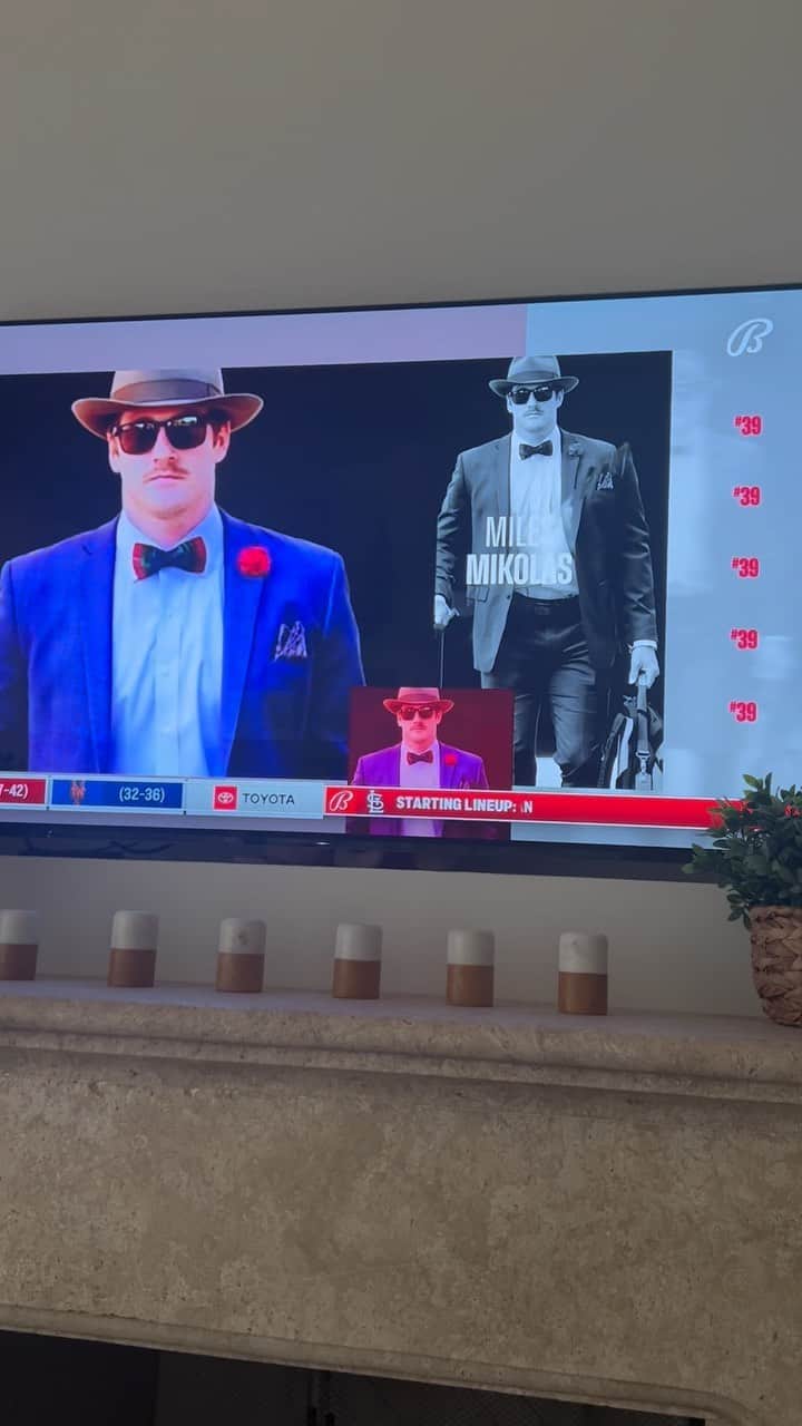 ローレン・マイコラスのインスタグラム：「It’s called fashion ✨ @magic_mikolas39」