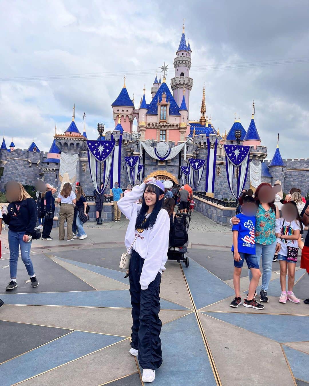 上枝恵美加さんのインスタグラム写真 - (上枝恵美加Instagram)「約2週間のLA滞在で たぶん1日だけあった丸1日オフの日、 現地の友達と念願のDisneylandへ。  100周年をお祝いしていて そのタイミングで来れたことに歓喜💫  I've always wanted to go to the original Disneyland! And I was in LA, so I had to go there YES OR YES.  No words to describe it🩶  #100anniversary #disneyland #LA」6月17日 7時56分 - emika_kamieda