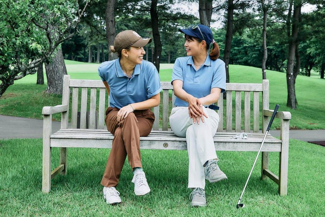 平野杏梨さんのインスタグラム写真 - (平野杏梨Instagram)「𝙐𝙉𝙄𝙌𝙇𝙊 𝘼𝙙𝙖𝙢 𝙎𝙘𝙤𝙩𝙩 𝙘𝙤𝙡𝙡𝙚𝙘𝙩𝙞𝙤𝙣 🩵🤎  @uniqlo_ambassadors   ユニクロで人気の感動パンツとポロシャツにアダムスコット別注カラーが登場するということで、ラウンドして来ました⛳️  全てメンズで トップスXLサイズ、パンツは73を着用してます🤎(かなりストレッチ効いてるので女子は71で良いかと思います🫶🏽)  アクセサリーじゃらじゃら付けておっきめポロ着ようって決めてた🫶🏽🩵ベーシックなアイテムってユニクロで買うことが多いけど、感動パンツは初めて履いた！意外とメンズ余裕で履けるんだっていう新しい発見と、感動パンツっていうだけあってほんっとに履きやすい🥹！  日焼けが心配な夏はこのパンツが活躍しそうな予感🤭色違いもゲットしよっと〜🫶🏽  楽しいラウンドと素敵な写真ありがとうございました💕  photo by @aya_dream04   #AScollection #ASコレクション #ゴルフウェア#ゴルフ#ゴルフウェアレディース」6月17日 13時21分 - anri_hirano