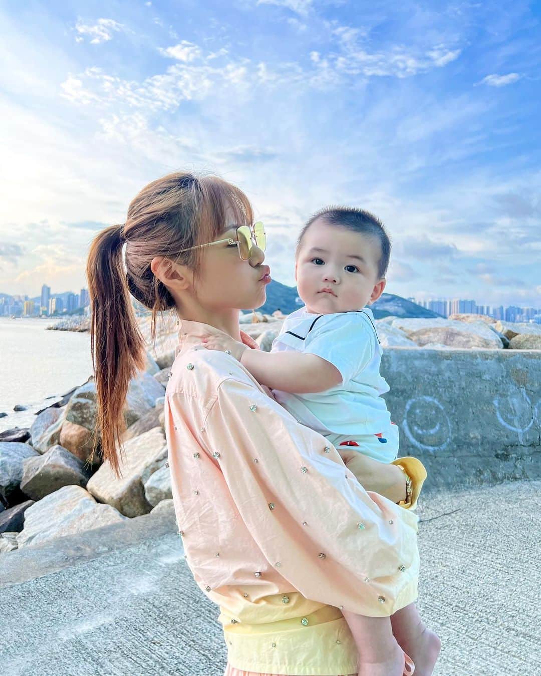 Elva Niのインスタグラム：「Happy 7 months Evren 👶🏻 #胖小弟轉眼4顆牙已經長出來 #看來媽媽吃素對bb的大小胖瘦沒有任何影響😆 #還是holdbody的鈣片太強勁 （不是廣告😌） #希望你健健康康的長大」