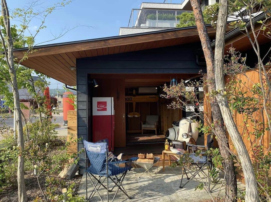 ヤマヒロさんのインスタグラム写真 - (ヤマヒロInstagram)「. ______________  アウトドア小屋 ______________  ご自宅の離れに 『アウトドア小屋』 はいかがでしょうか？  小屋から アウトドアチェアや 焚き火台を出して 我が家でキャンプが 可能になります。   後片付けや準備も 気軽にできて 家族と過ごすのにも 最適です。  お酒を片手に 木蔭で読書も良いでしょう。  姫路市にある 五軒邸モデルハウスでは そんな アウトドア小屋も 見ることが出来ます。  「でも敷地もそんなに大きくないし。。。」  ご安心ください。  敷地面積４４坪の分譲地でも 離れのあるお家を 現在工事中でもありますので 計画次第では 可能になります。  また もうすでに お家を建てられた方でも 図面などお持ちいただけると ご提案出来ると思います。  ぜひご相談ください。  @yamahiro_harima  #山弘 #ヤマヒロ #姫路市注文住宅 #住宅 #木の家 #離れ #離れのある家 #アウトドア小屋 #庭キャンプ #外収納」6月17日 8時23分 - yamahiro_harima