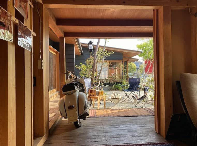 ヤマヒロさんのインスタグラム写真 - (ヤマヒロInstagram)「. ______________  アウトドア小屋 ______________  ご自宅の離れに 『アウトドア小屋』 はいかがでしょうか？  小屋から アウトドアチェアや 焚き火台を出して 我が家でキャンプが 可能になります。   後片付けや準備も 気軽にできて 家族と過ごすのにも 最適です。  お酒を片手に 木蔭で読書も良いでしょう。  姫路市にある 五軒邸モデルハウスでは そんな アウトドア小屋も 見ることが出来ます。  「でも敷地もそんなに大きくないし。。。」  ご安心ください。  敷地面積４４坪の分譲地でも 離れのあるお家を 現在工事中でもありますので 計画次第では 可能になります。  また もうすでに お家を建てられた方でも 図面などお持ちいただけると ご提案出来ると思います。  ぜひご相談ください。  @yamahiro_harima  #山弘 #ヤマヒロ #姫路市注文住宅 #住宅 #木の家 #離れ #離れのある家 #アウトドア小屋 #庭キャンプ #外収納」6月17日 8時23分 - yamahiro_harima