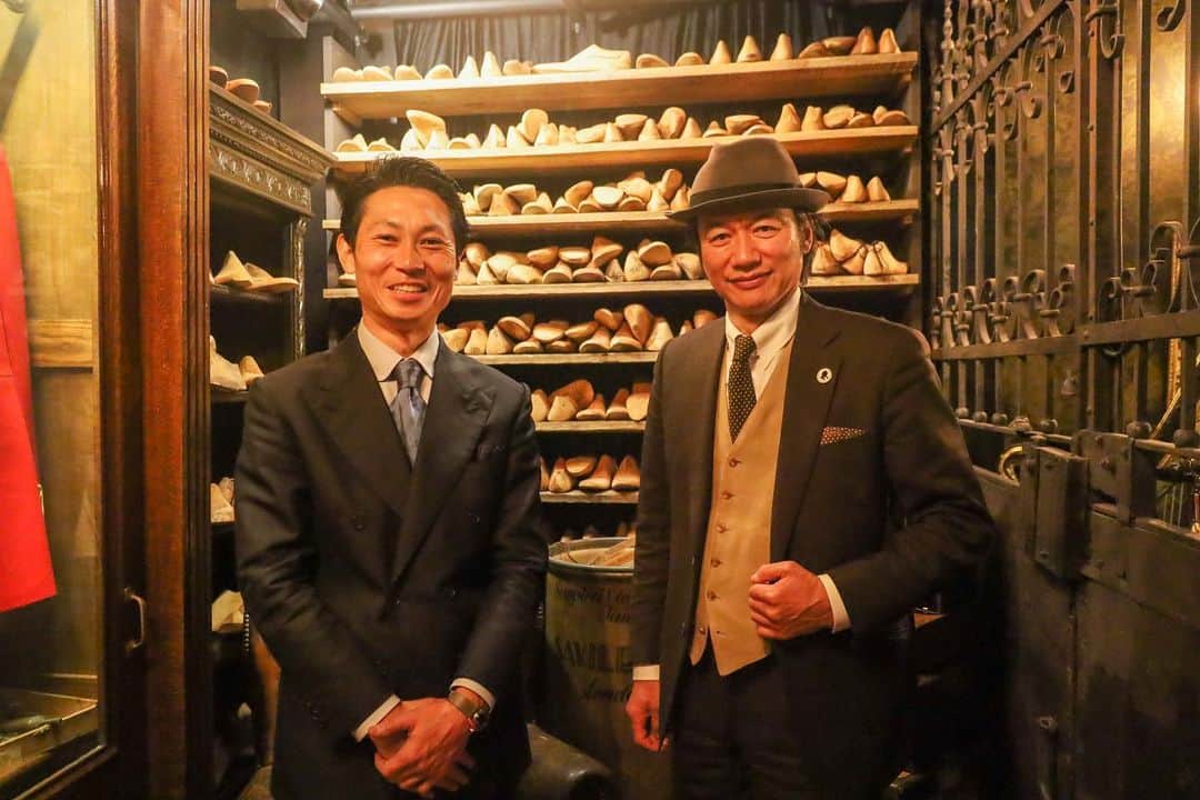 Yuya Hasegawaさんのインスタグラム写真 - (Yuya HasegawaInstagram)「【7/8(土)ロイヤル靴磨きin英国アンティーク博物館】  2月に開催してすぐに埋まってしまった靴磨きイベントをアンコール開催させていただきます！ 鎌倉にある英国アンティーク博物館（通称BAM）の中にある普段は入れないJohn Lobbの部屋の中にて靴磨きをさせていただきます。所蔵するラストの数々はロンドンから送られてきた本物のロブのラストです。それに囲まれアンティークチェアに腰掛け紅茶を飲みながら靴磨きをご堪能ください。プロのカメラマンによる写真プレゼントのおまけつき🎁もちろん入館料も入ってますのでゆっくり館内もご覧ください！ ご予約はプロフィール欄にリンクを貼っているのでそちらからお願いします、一日7名限定なのでよろしくお願いします！  [Saturday 8 July, Royal Shoeshine in the British Museum of Antiques].  This is an encore event of the shoeshine event that was held in February and quickly filled up! We will be shining shoes in the John Lobb room in the British Antiques Museum (aka BAM) in Kamakura, which is normally closed to the public. The lasts in the collection are genuine Lobb lasts sent from London. You will be surrounded by them, sitting in an antique chair, drinking a cup of tea and enjoying the shoeshine experience. Please make a booking via the link in the profile section, limited to 7 people per day!  #英国アンティーク博物館 #bam鎌倉 #brifth #shoeshine」6月17日 8時19分 - yuya.hasegawa.brift.h