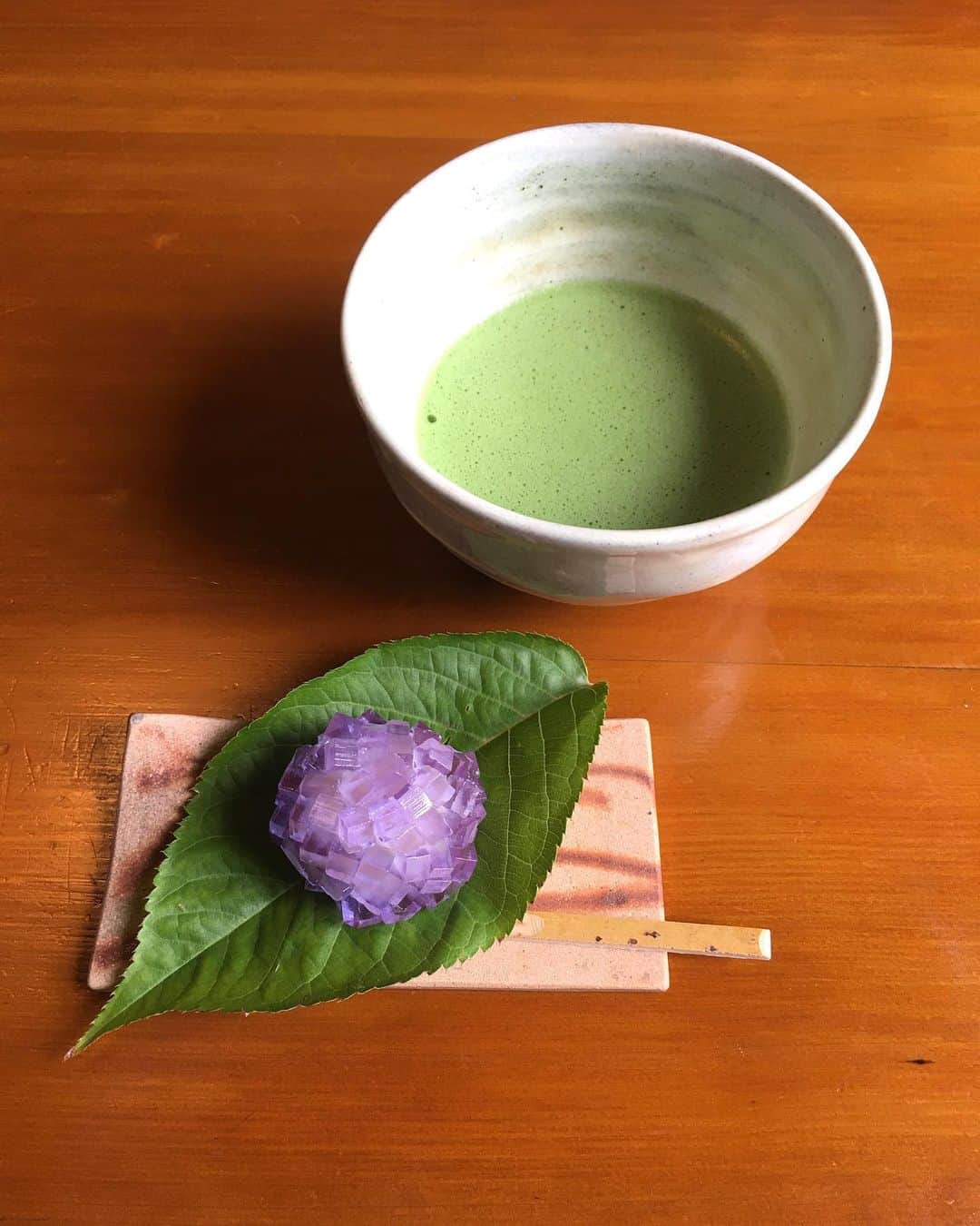 のインスタグラム：「おはようございます！  雨の日 清らかな風情を味わいに 北鎌倉の「こまき」へ  上生菓子「紫陽花」  紫の色彩に心奪われ 爽快な寒天に 白餡の神秘的な甘やかさ  円覚寺のしっとり濡れたお庭を眺めつつ ひとやすみ　ひとやすみ  #北鎌倉 #紫の紫陽花  #上生菓子」