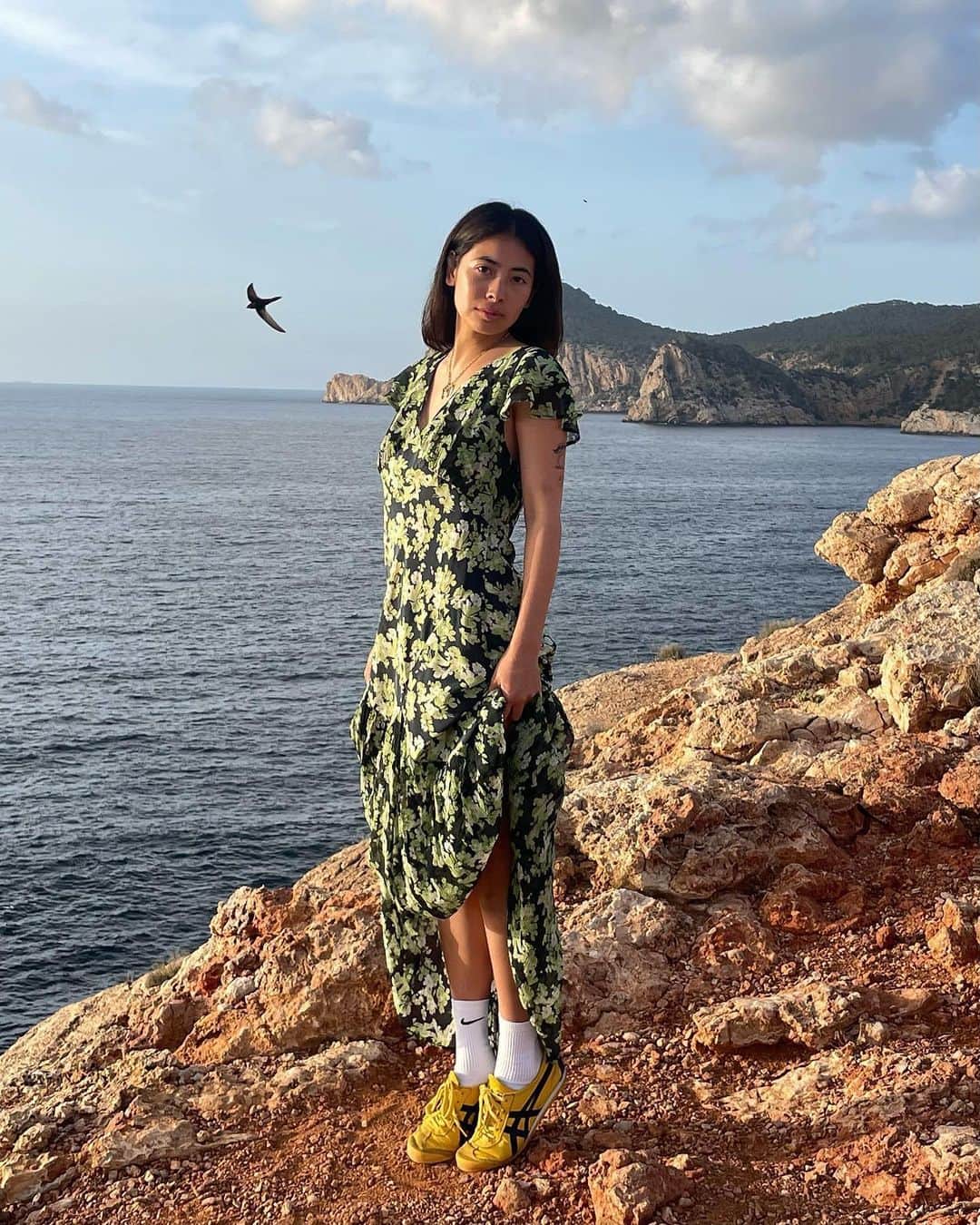 WHO WHAT WEARさんのインスタグラム写真 - (WHO WHAT WEARInstagram)「It's only a matter of time until these trends go from niche to mainstream. Between extra large florals and the return of drop-waist silhouettes, there are tons of exciting styles bubbling up just in time for summer. Tap the link in our bio for more on the micro-trends currently taking off. photos: @himichelleli, @jessie_loeffler_randall, @emilisindlev, @_marisamartins_, @clairerose」6月17日 8時42分 - whowhatwear