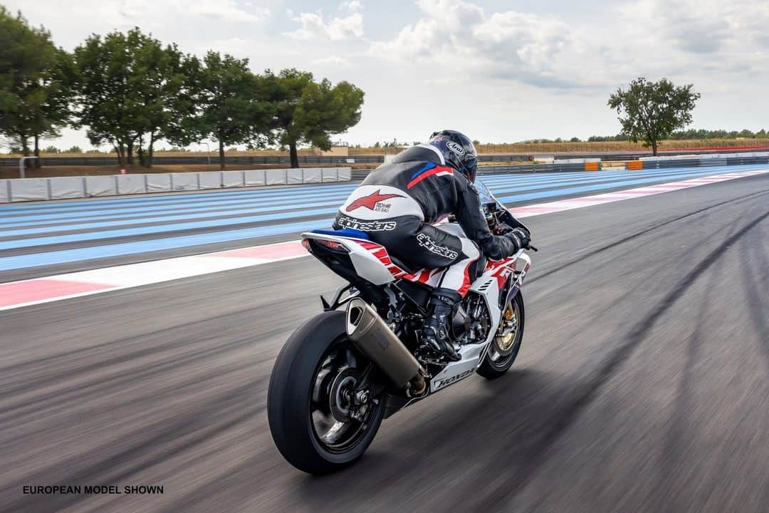 のインスタグラム：「The Honda Fireblade rocked the Superbike world when we introduced it a little over 30 years ago, and it's still setting hearts ablaze to this day ❤️‍🔥」