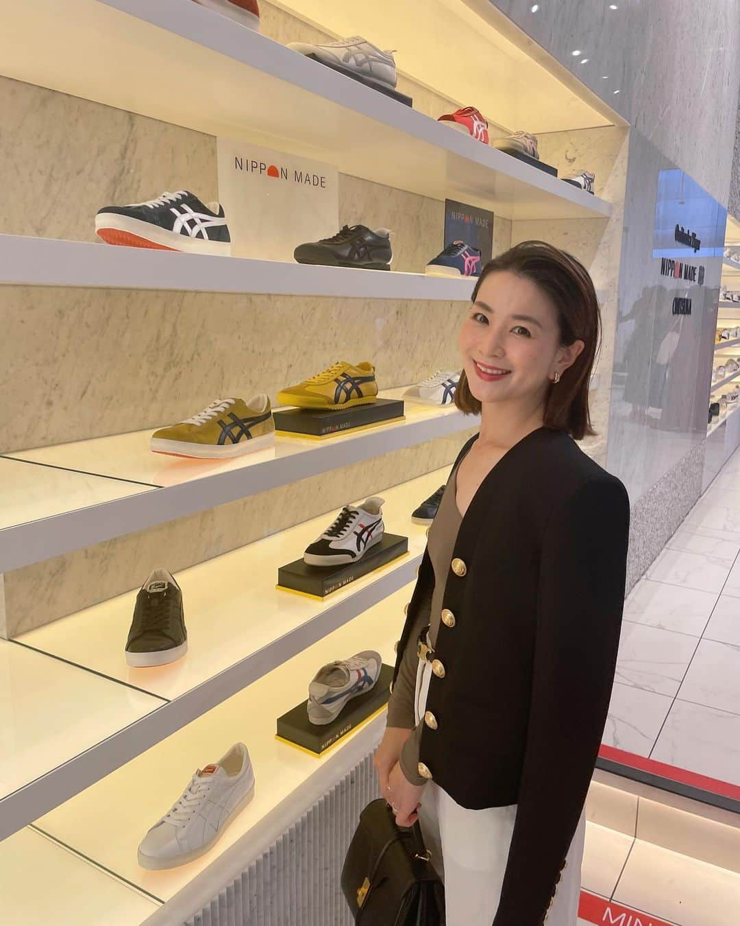 秋元玲奈さんのインスタグラム写真 - (秋元玲奈Instagram)「I had the chance to attend the  reception party celebrating the exhibition of renowned Japanese contemporary artist, Mr. Izumi Kato, being held at Onitsuka Tiger's flagship store on Regent Street.  コンテンポラリーアート業界で活躍されている加藤泉さんの展示会がRegent Streetにあるオニツカタイガー旗艦店で開催されるということで、そのレセプションパーティーにお邪魔しました。  子育てを一瞬忘れて、素晴らしいアートの世界に浸る贅沢なひと時✨ @megumitakeyama の美味しい和食ケータリングにも癒されました😋 #london #londonlife #加藤泉 #コンテンポラリーアート #art #onitsukatiger」6月17日 8時58分 - rena_akimoto