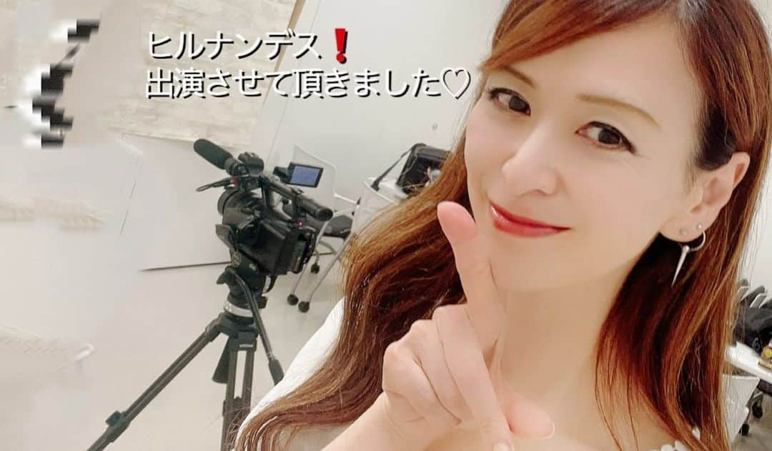 里井真由美さんのインスタグラム写真 - (里井真由美Instagram)「日本テレビ「ヒルナンデス❗️」 今月も出演させて頂きました。  今回は「お総菜ハンター」専門家として　東武百貨店池袋店をご紹介させて頂きました〜  @hirunandesu_ntv_official  @tobu_ikebukuro   東武百貨店池袋店さんは 何と190店のお店が集結する巨大デパ地下でございますのよ  その中でもお弁当・お総菜・スイーツおすすめを目白押ししつつ、コメントさせて頂きました🤍  人気番組なので、放送後の反響やご連絡がすごくて感謝です🙇‍♀️  。。。  放送の次の日に、京王新宿店のグラニースミスさんにアップルパイ買いに行ったら、ちゃんと「ヒルナンデス❗️」で紹介されました〜と、PRされてて企業さま努力を感じました♡  今回はロケには出ず、 コメント出演でしたが スタッフの皆さまの熱気もすごくて、やっぱり番組制作が大好きだわぁぁあ🤍  ご出演の皆さま スタッフの皆さま スタジオの皆さま お力添え下さったお店さま 本当にありがとうございます 🙇‍♀️🙇‍♀️🙇‍♀️‼️🙇‍♀️‼️‼️‼️  番組でご紹介させて頂いたお品は どれも大好きなものばかりなので、 また改めて更新しますね！  土日、良いお天気みたい アップルパイ持って差し入れ行きつつ　お仕事頑張ってきまーす  皆さま　楽しい週末をお過ごしくださいね〜🤍🤍🤍🤍🤍  。。。  #日本テレビ#ヒルナンデス#デパ地下スイーツ #デパ地下グルメ #デパ地下#お総菜ハンター#里井真由美#フードジャーナリスト里井真由美 #デパ地下惣菜 #惣菜管理士1級」6月17日 8時56分 - mayumi.satoi