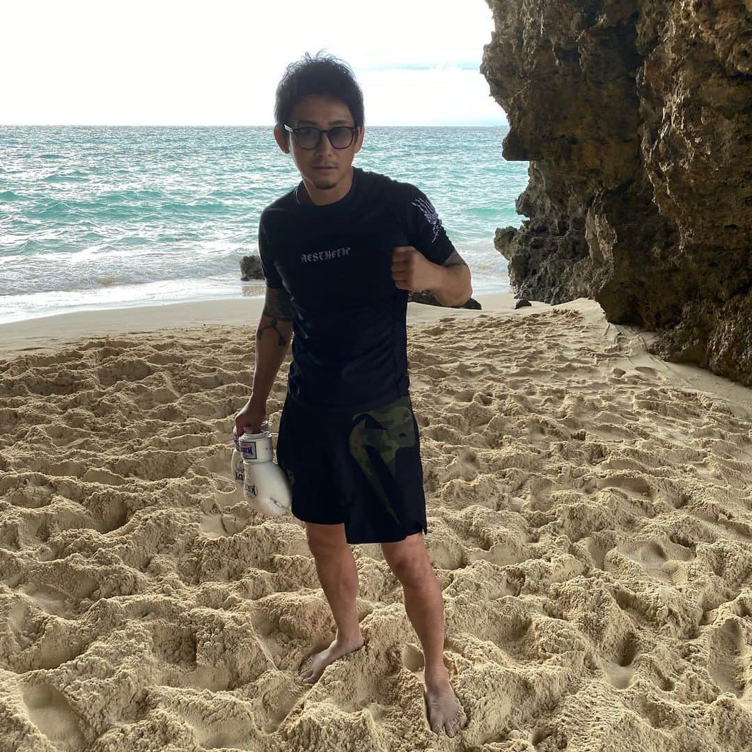 吉永啓之輔のインスタグラム：「砂浜でのトレーニングは最高だ  また来月行くぞー  #宮古島 #リゾバ」