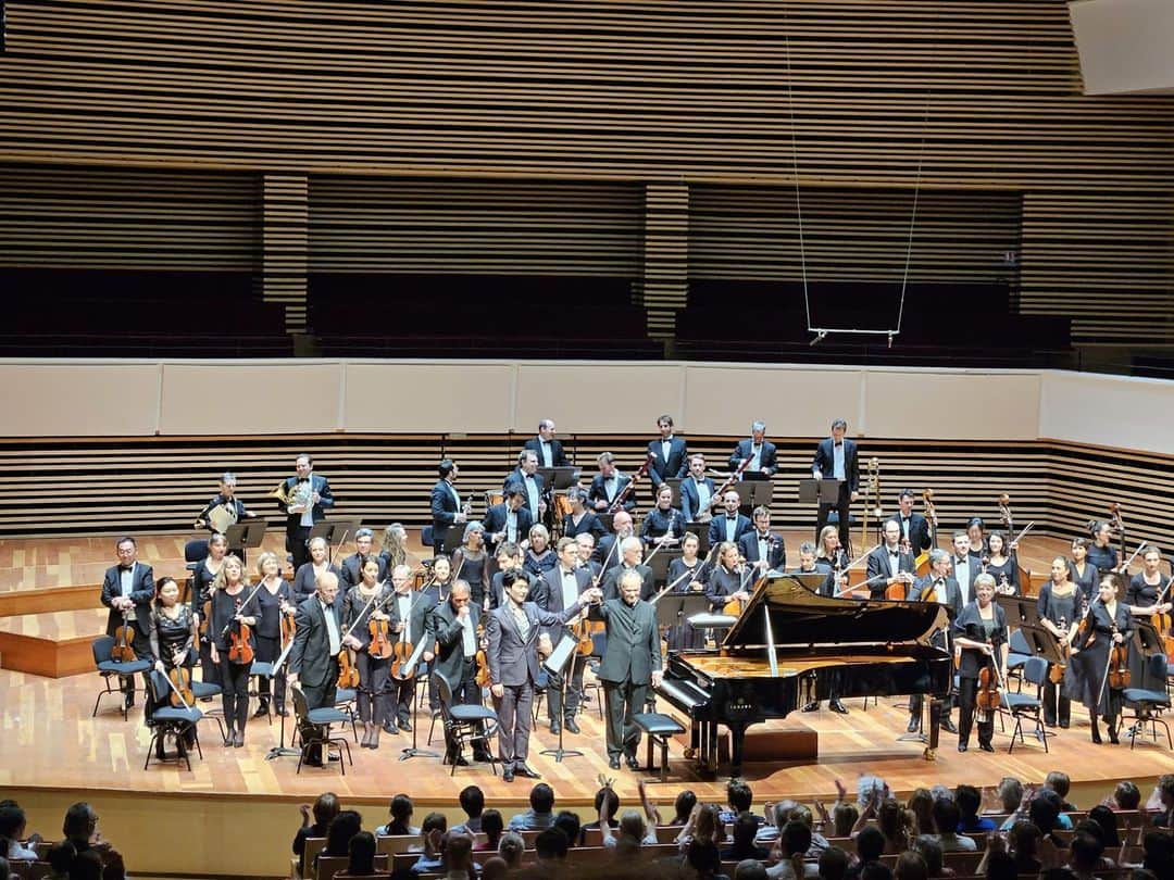 のインスタグラム：「Ce fut un grand plaisir de jouer le 2ème concerto de Chopin avec l'Orchestre National de Lille sous la baguette de Maestro Jean-Claude Casadesus dans le cadre du Lille Piano(s) Festival !! Merci à tous !  先週はリール・ピアノ音楽祭でショパンのピアノ協奏曲第２番をリール国立管弦楽団と巨匠カサドシュ指揮の下で弾かせていただきました。 前回４年前に出演した際、ネルソン・フレイレ氏と最後にお会いしたことを思い出し、氏に演奏を捧げました。  photos 3-8: Ugo Ponte Photography photos 9, 10: Stéphane Delavoye  #lille #orchestrenationaldelille #jeanclaudecasadesus #chopin #リール　#リール国立管弦楽団 #ジャンクロードカサドシュ #ショパン」