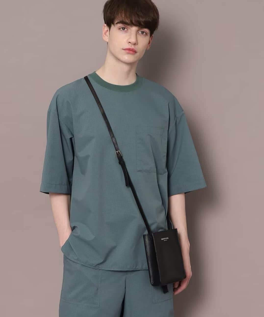 DRESSTERIOR_MEN_ドレステリアのインスタグラム：「. 【New arrival✨】  驚くほど軽く、真夏でもサラッとした着心地で着用できるセットアップ。 特殊技術により通気孔のある機能性ポリエステル素材、無数の小さい通気孔によるメッシュ素材によってしなやかさと撥水性、UVカット、防シワ、さらに洗濯可能ととても夏に活躍するアイテムです✨  ぜひ、この着心地をお試しください。  🏷 エアードッツ Tシャツ ¥12,100(税込)  🏷 エアードッツ ショートパンツ ¥14,300(税込)  #dressterior #ドレステリア ⁡ ⁡ ⁡  ⁡ ⁡ ⁡ ⁡ ------------------------------------------- ⁡ ▪️dressteriorオフィシャルアカウント @dressterior_official ⁡ ▪️メンズ用アカウント @dressterior_men」