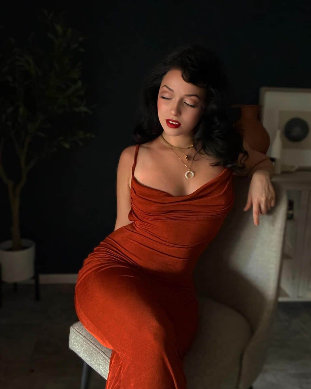ジェシカ・ヴィルのインスタグラム：「There’s something really powerful about how you feel when you’re in your favorite dress 🕸️🖤 it’s been a bit now since I’ve been dressing in this Femme Fatale fashion and it’s been the best choice I’ve ever made. I’ve never had so much fun, sense of freedom, and inner strength. It’s as good as armor 🥰 PS. If you’re looking to dress in the same fashion, I did make a fashion guide for it where I link a bunchhh of similar clothing for all sizes (men and women). It’s in the link in bio for anyone who either wants it as inspo or just directly wants to buy what I’ve listed 💋 #femmefatale #fashion #filmnoir #photography #feminine」