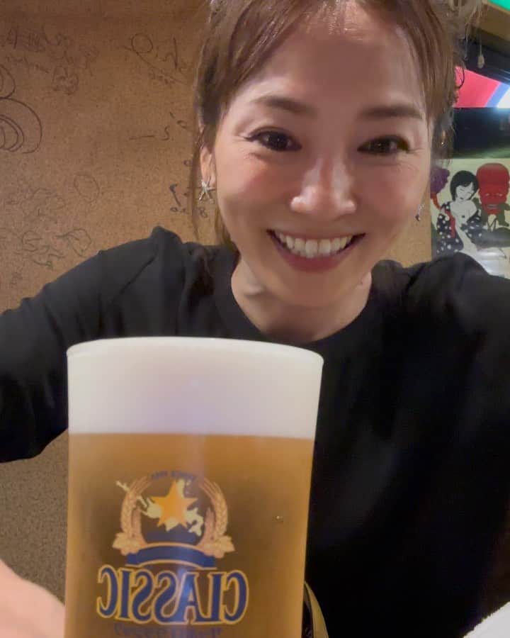 のインスタグラム：「★ 〜ヤッコの酒旅〜 「居酒屋くさち」@札幌  名物メニュー「かにだるま」 蟹の剥き身が甲羅に盛りつけられていて、食べやすく美味しいこの絶品メニュー！  なんと  !!!!!!! 880円 !!!!!!!  いきなり金額のことに触れてしまって、イラやしいと思われるかもしれませんが... 衝撃でした！ 儲け度外視で、大将の心意気メニューということでしょうね！  お刺身にはちょこちょこと沢山食べたい派にもってこいな〝半盛りメニュー〟もあって  タコ🐙の頭➕ボタンエビ等々を堪能🤩  タコの頭の美味しいことよ！ 水蛸なんでしょうが、柔らかくて甘くて🤩 水🐙頭おいしかったなーーー🤤🤤🤤  美味しいが止まらなくて！ 北海道を感じる〝ジャガイモ塩辛〟にしても、ジャガイモ自体も美味しいのにイカの塩辛も美味しいし！ アスパラも何これ？っていうぐらい甘くて🤩  🍺は北海道ならではのクラッシックだし 日本酒には珍しいものもあって  根室にある日本最東端の蔵元 「碓氷勝三郎商店」の「北の勝　鳳凰」を堪能。  スッキリとして飲み口よく、何しろ蟹にも合う🤩珍しいお酒にも出会えました。　  まさに北海道の海と陸の幸を堪能！ 北海道はでっかいどう！ 大将の心意気もでっかいどう！！！  NO ALCOHOL, NO LIFE !!  #ヤッコの酒旅 #noalcholnolife #酒場 #居酒屋 #バー #酒旅 #倉本康子 #かんぱいでーす #乾杯でーす #アラフィフファッション #アラフォーファッション #ootd #カジュアルコーデ #fashion #fashioncordinate #izakaya #居酒屋くさち #くさち #札幌 #狸小路 #札幌狸小路 #かにだるま  #絶品メニュー #北の勝 #北の勝鳳凰 #碓氷勝三郎商店  #サッポロクラッシック #北海道 #hokkaido #sapporo」
