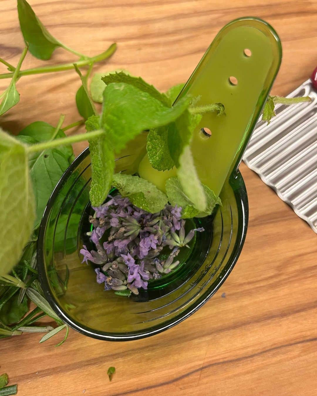 工藤静香さんのインスタグラム写真 - (工藤静香Instagram)「あぁ〜　たまらない💕✨ キッチンツール‼️‼️‼️‼️  緑のは、ご覧の通りハーブの葉や花を茎から取り除く物です。  エンジのはズッキーニやニンジンを波の形にする物です！  使う使わないは別として、どうしても魅力的なのです。 キッチンツール　ラブ🫶」6月17日 9時18分 - kudo_shizuka