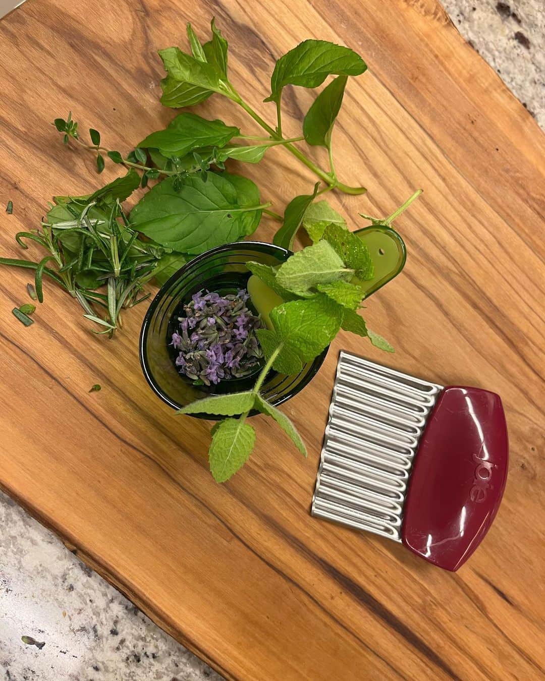 工藤静香さんのインスタグラム写真 - (工藤静香Instagram)「あぁ〜　たまらない💕✨ キッチンツール‼️‼️‼️‼️  緑のは、ご覧の通りハーブの葉や花を茎から取り除く物です。  エンジのはズッキーニやニンジンを波の形にする物です！  使う使わないは別として、どうしても魅力的なのです。 キッチンツール　ラブ🫶」6月17日 9時18分 - kudo_shizuka