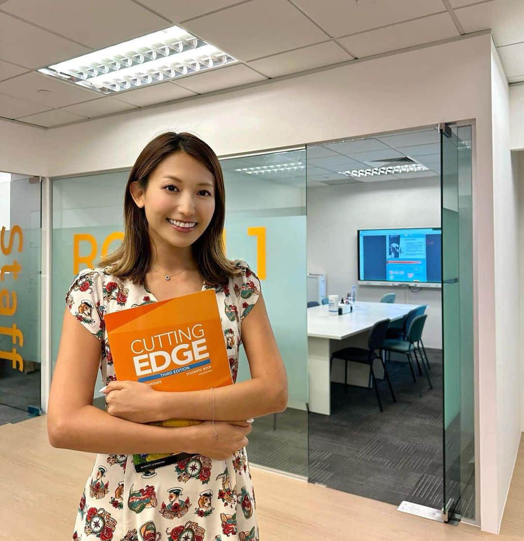 のインスタグラム：「私も通ってるシンガポールの英語学校ULCでお得なキャンペーン！ @unitedlanguagecentre   6月中に新規申込すると授業料がどのパッケージも10%offに🥳 AYAKAのインスタ見たと伝えると特典もあるし、私もたまに居ます🙋‍♀️笑 観光ビザで通うことも出来るよ😉 とりあえず6月に安くパッケージ購入して、数ヶ月後から通い始めることも可能👌 迷ってる方居たら無料体験に行ってみよーう！ 最初は緊張するけど、楽しいよ😁💓  ULCのオススメポイント💡 ✅ 日本人スタッフのサポートが受けれる (コースの説明や疑問点を確実に聞ける) ✅休みや変更がしやすい(他の学校は難しかったり) ✅授業は9人までの少人数制 ✅先生が多いから自分に合う先生を見つけやすい ✅生徒数も多くて友達出来やすい ✅立地が最強(Orchard校とCity Hall校、駅近) ✅コーヒーやホットチョコレート、お水無料(地味にとても嬉しい)  私がガチで5つの学校に通って見つけ出した最強の英語学校なので本当にオススメです✨ ULCのお陰で海外一人旅も気楽に行けるようになった☺️ 英語は難しいけど、一緒に頑張りましょー✨ ハイライトにも学校の様子残してます😊  #englishschool#ulc#unitedlanguagecentre#singaporeenglishschool#英語学校#英会話#英語教室#英語留学#語学留学#シンガポール留学#singapore#シンガポール#singapura#海外生活#海外移住#シンガポール生活#シンガポール在住#シンガポール移住 #あーちゃんシンガポール」