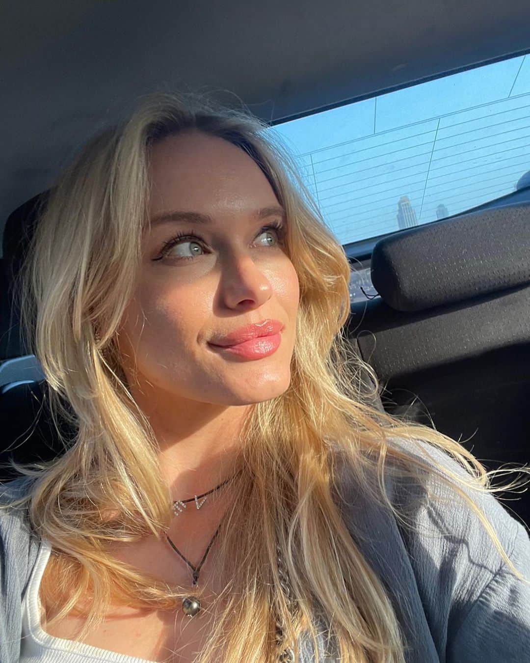 レヴェン・ランビンのインスタグラム：「Bangs in the Uber 💇🏼‍♀️」