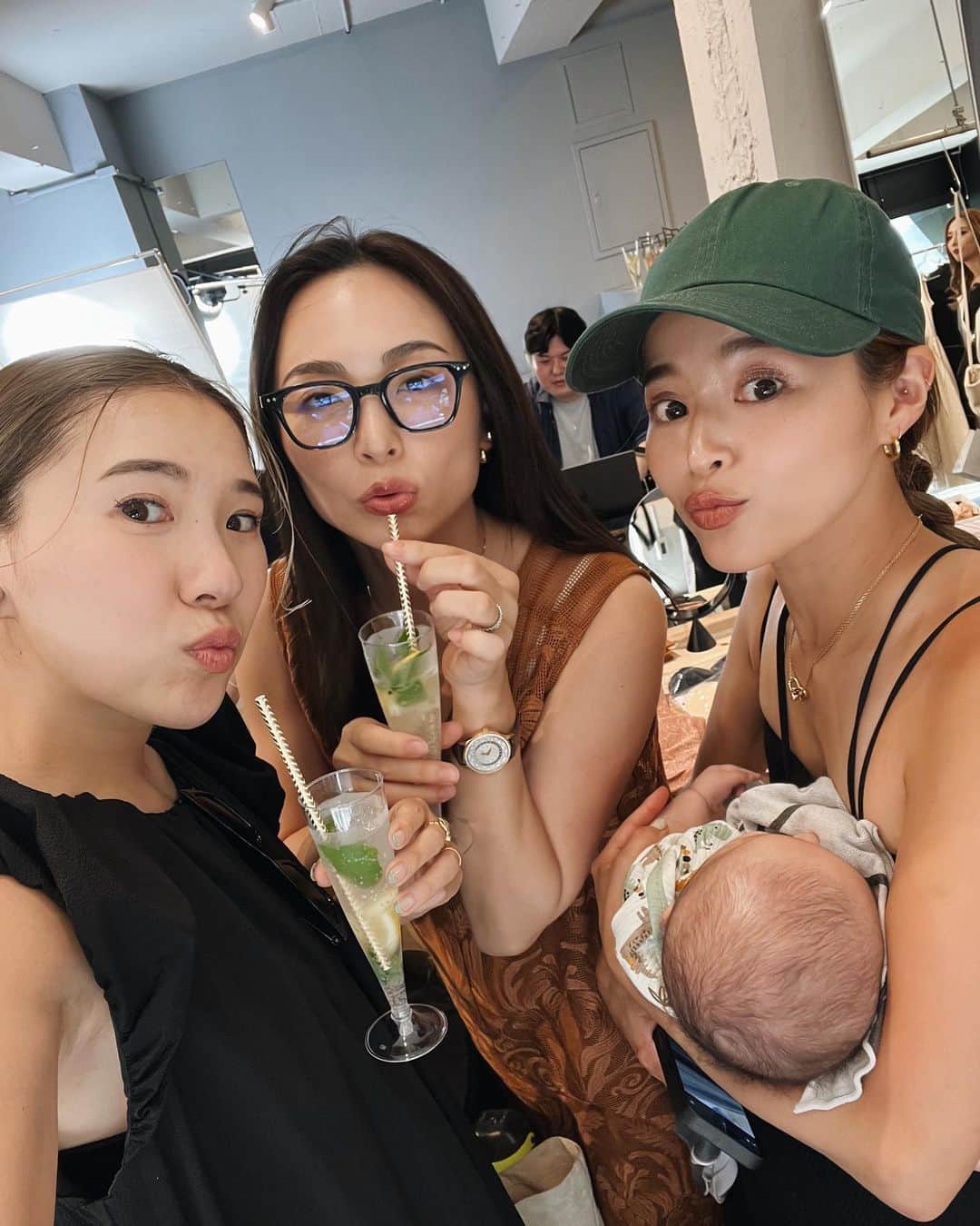 里見茜さんのインスタグラム写真 - (里見茜Instagram)「初めて2人で昼からゆっくりお出かけ👶🏻👩🏻❤️  パエリア食べてたら楽しすぎて グループ名パエリアシスターズに変わってたり🥘笑 よく一緒にいるのに、サラッとお祝いをしてくれる親友 @sanomaisanomai の粋な計らい。神なのか？🥺 ありがとうよ🥘❤️パエ  ランチの後はpopupに徒歩で行こうとなり CMソングを鼻歌で当てるゲームしながら汗だくで散歩したり。🚶‍♀️♪  大好きなみんなに会えて好きが大渋滞してた日。  最後はマメオのまんじゅうショットで〆👶📷❤️  #愉快な平日 #たまらん二重顎 #パエリアシスターズ #また近々お会いしましょう」6月17日 9時26分 - satomiakane