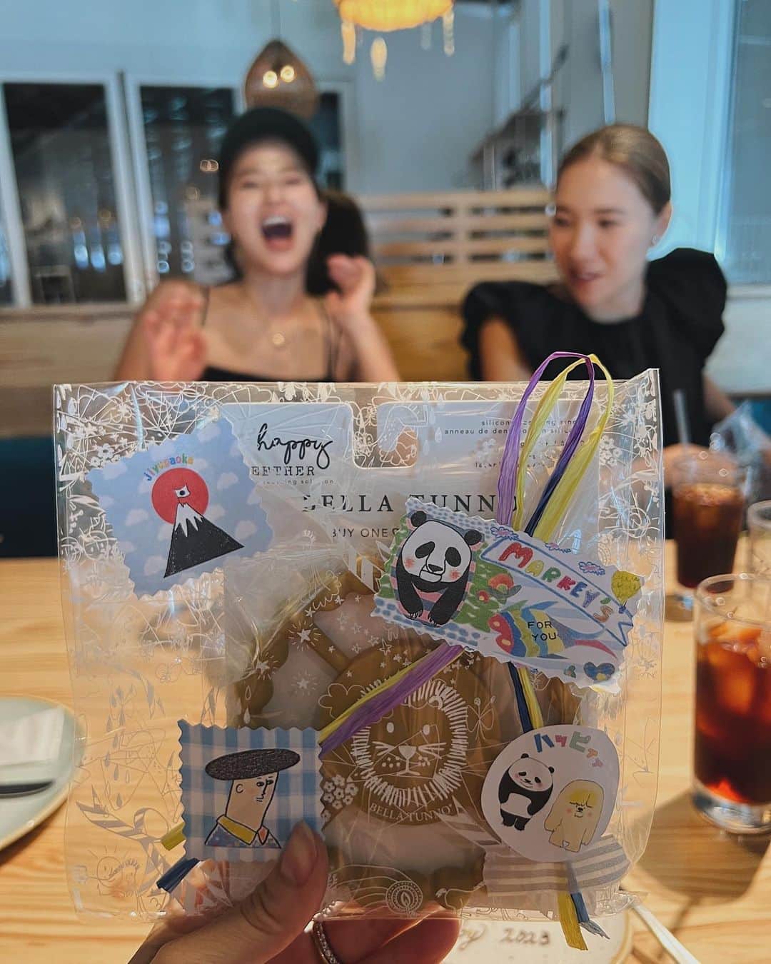 里見茜さんのインスタグラム写真 - (里見茜Instagram)「初めて2人で昼からゆっくりお出かけ👶🏻👩🏻❤️  パエリア食べてたら楽しすぎて グループ名パエリアシスターズに変わってたり🥘笑 よく一緒にいるのに、サラッとお祝いをしてくれる親友 @sanomaisanomai の粋な計らい。神なのか？🥺 ありがとうよ🥘❤️パエ  ランチの後はpopupに徒歩で行こうとなり CMソングを鼻歌で当てるゲームしながら汗だくで散歩したり。🚶‍♀️♪  大好きなみんなに会えて好きが大渋滞してた日。  最後はマメオのまんじゅうショットで〆👶📷❤️  #愉快な平日 #たまらん二重顎 #パエリアシスターズ #また近々お会いしましょう」6月17日 9時26分 - satomiakane