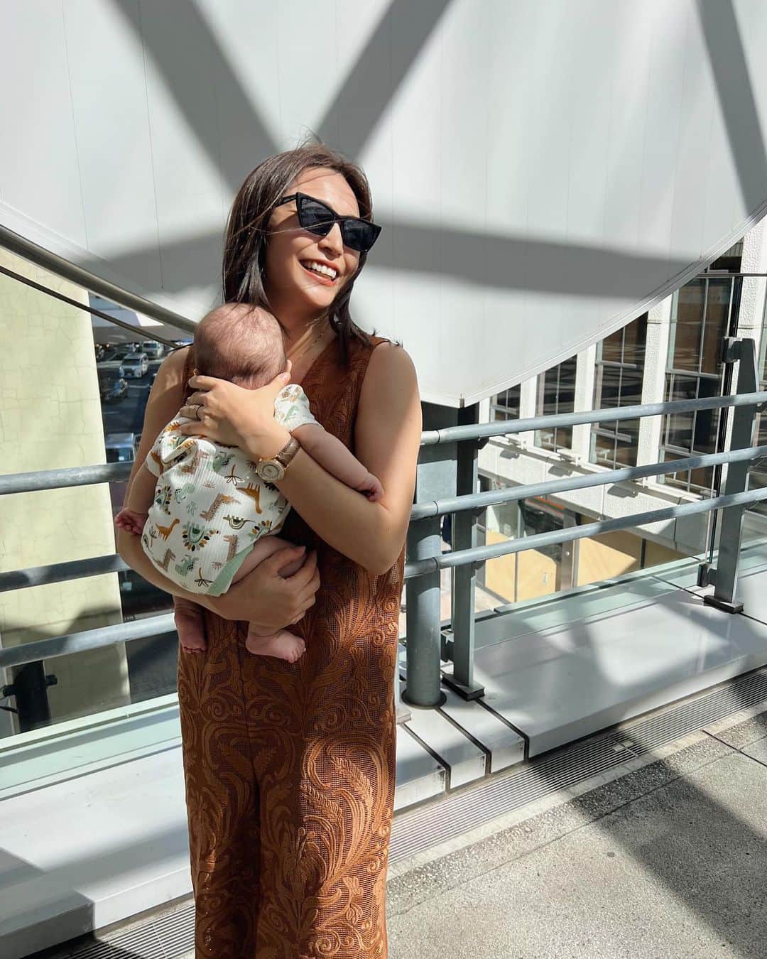 里見茜さんのインスタグラム写真 - (里見茜Instagram)「初めて2人で昼からゆっくりお出かけ👶🏻👩🏻❤️  パエリア食べてたら楽しすぎて グループ名パエリアシスターズに変わってたり🥘笑 よく一緒にいるのに、サラッとお祝いをしてくれる親友 @sanomaisanomai の粋な計らい。神なのか？🥺 ありがとうよ🥘❤️パエ  ランチの後はpopupに徒歩で行こうとなり CMソングを鼻歌で当てるゲームしながら汗だくで散歩したり。🚶‍♀️♪  大好きなみんなに会えて好きが大渋滞してた日。  最後はマメオのまんじゅうショットで〆👶📷❤️  #愉快な平日 #たまらん二重顎 #パエリアシスターズ #また近々お会いしましょう」6月17日 9時26分 - satomiakane