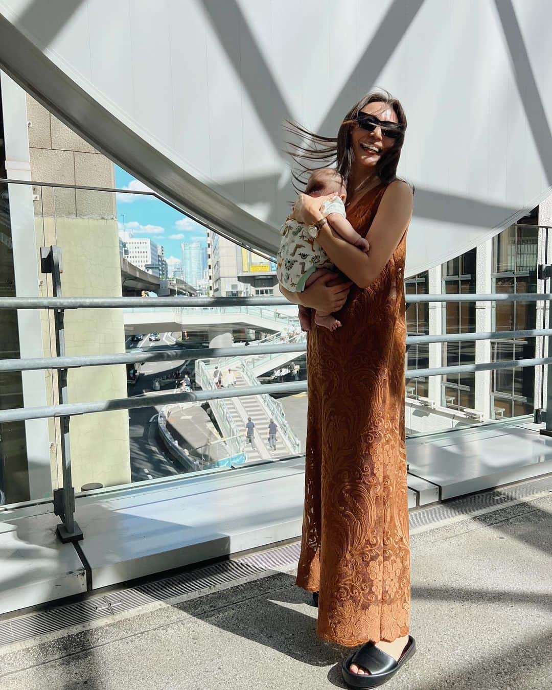 里見茜さんのインスタグラム写真 - (里見茜Instagram)「初めて2人で昼からゆっくりお出かけ👶🏻👩🏻❤️  パエリア食べてたら楽しすぎて グループ名パエリアシスターズに変わってたり🥘笑 よく一緒にいるのに、サラッとお祝いをしてくれる親友 @sanomaisanomai の粋な計らい。神なのか？🥺 ありがとうよ🥘❤️パエ  ランチの後はpopupに徒歩で行こうとなり CMソングを鼻歌で当てるゲームしながら汗だくで散歩したり。🚶‍♀️♪  大好きなみんなに会えて好きが大渋滞してた日。  最後はマメオのまんじゅうショットで〆👶📷❤️  #愉快な平日 #たまらん二重顎 #パエリアシスターズ #また近々お会いしましょう」6月17日 9時26分 - satomiakane