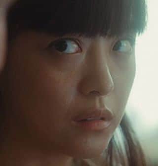 中村松江さんのインスタグラム写真 - (中村松江Instagram)「日本映画、「異端の純愛(2023年)」を鑑賞。 タイトルの中に“純愛”とありますが、映像作家の本当に純粋な思いが詰まったキラキラした映画でした。 三話からなるオムニバス映画で、どのお話もちょっと変わったフェティシズムに関するものです。 第一話「うずく影」はデザイン会社の上司の男性、哲也と部下の女性、由美のお話。 第二話は2007年の映画「片腕マシンガール」の続編、姉妹編的な「片腕の花」で、喫茶店で見かけた片腕の女性、アミに恋をする男子高校生、小出裕輔のお話。 第三話「バタイユの食卓」は食事と排泄に罪悪感を持つ青年、二瓶烈と誰にも言えない秘密を持つ喫茶店のウエイトレス、珠子の正に倒錯したお話。 出演は第一話の哲也に監督、脚本、主演作「辻占恋慕」等の大野大輔さん、由美と第二話の裕輔の姉で「ライヴ」等の山本愛莉さん、第二話のアミに「片腕マシンガール(2007年)」で主役の日向アミを演じた八代みなせさん、小出裕輔に「惡の華」等の岡田佳大さん、裕輔の姉の彼氏に「スレイブメン」の中村優一さん、第三話の二瓶烈に2.5次元舞台「異世界孤児院」の九羽紅緒さん、珠子に「ゾンビアス」等の中村有沙さんです。 監督は昨年の「IDOL NEVER DiES」がとても面白かった「片腕マシンガール」、「惡の華」の井口昇さんです。 井口監督の自分は“こういうもの”が好きなんだというしっかりとした意思が感じられる精神的に純度が高い作品でありながら、なおかつちゃんとファンタスティックでエンターテイメントとしても成立しています。 出演者ではやはり八代みなせさんが華があって素敵でしたね。 山本愛莉さんと中村有沙さんも凄い存在感でした。 第三話の青年役を女性の九羽紅緒さんが違和感なく絶妙のバランスで演じているのも良かったです。 とてもいい映画です。 私は新宿のK's cinemaでの最終上映の日に観たのですが、上映前に井口監督、中村有沙さん、九羽紅緒さんによる舞台挨拶がありました。 #歌舞伎 #中村松江 #異端の純愛 #八代みなせ #山本愛莉 #中村有沙 #九羽紅緒 #井口昇」6月17日 9時36分 - matsue_nakamuraofficial