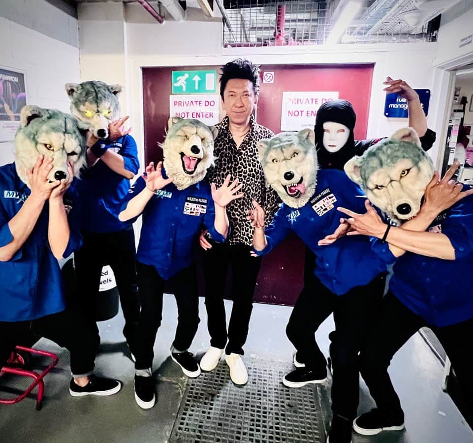 布袋寅泰のインスタグラム：「今夜は念願叶ってマンウィズとGive it to the universe とRock kingdom の2曲をロンドンで共演。Give it をロンドンで作ったギタリズム6のことを思い出して懐かしかったよ。オーディエンスも最高だった。ありがとう！またいつか一緒にやろう!  #布袋寅泰 #mwam #islingtonacademy @mwamofficial」