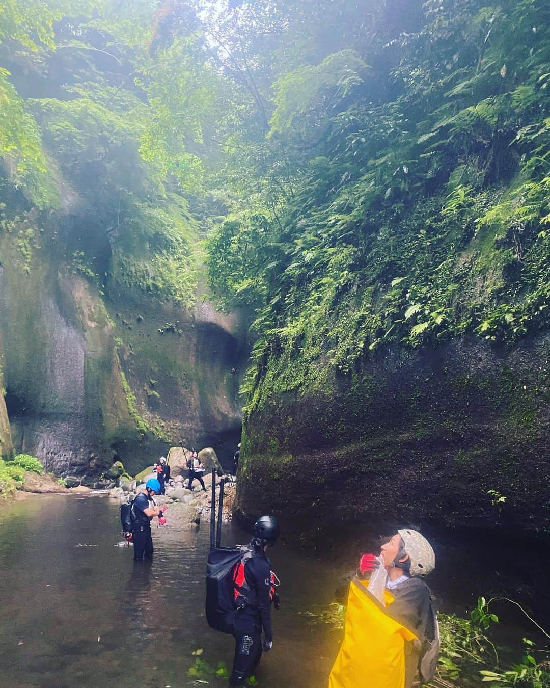 大島央照さんのインスタグラム写真 - (大島央照Instagram)「大分にて、由布川峡谷パックラフトツアーに参加、撮影。  お天気の心配も少しありましたが、スタッフの方々のしっかりサポートで安心して参加できて、綺麗な景色が見えてよかったです✨晴れてたら、また違う景色に出会えるんだろうなーと、またいつか見てみたいです！！  ツアー終わり、ほっとしたところで、急な階段がー、、それを登るのがこのロケで1番きつかったです😂笑  ここでのロケでは、FUJIFILM XP140と一眼レフ使用、写真はオンエアーにてぜひ！📸  放送BSフジ 7月22日　am：5時〜 他、TOS、九州、各地で順次放送 with @0214hiro   #わがまま気まま旅気分 #大分 #oita #由布川峡谷　 #パックラフト #ドローン #空撮 #撮影 #写真 #fujifilm  #photo #感謝」6月17日 9時59分 - chiakioshima