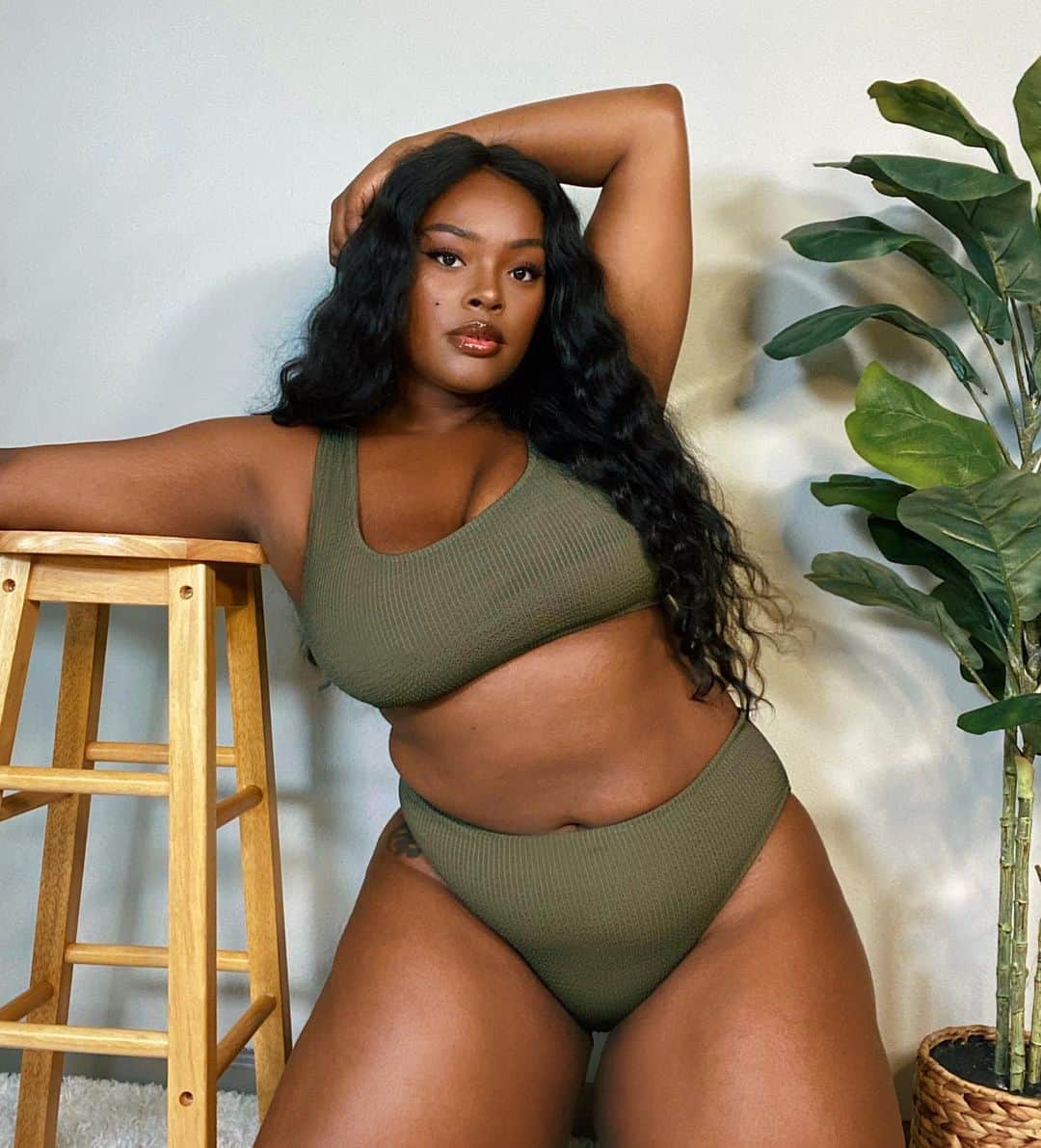 ブリール・アニーヤ・カニングハムのインスタグラム：「Feeling cute 🥰  @missesbrie is now live!   You can grab one of your FAVORITE sets “Pine” for 25% OFF using code WELCOME25 👙❤️」