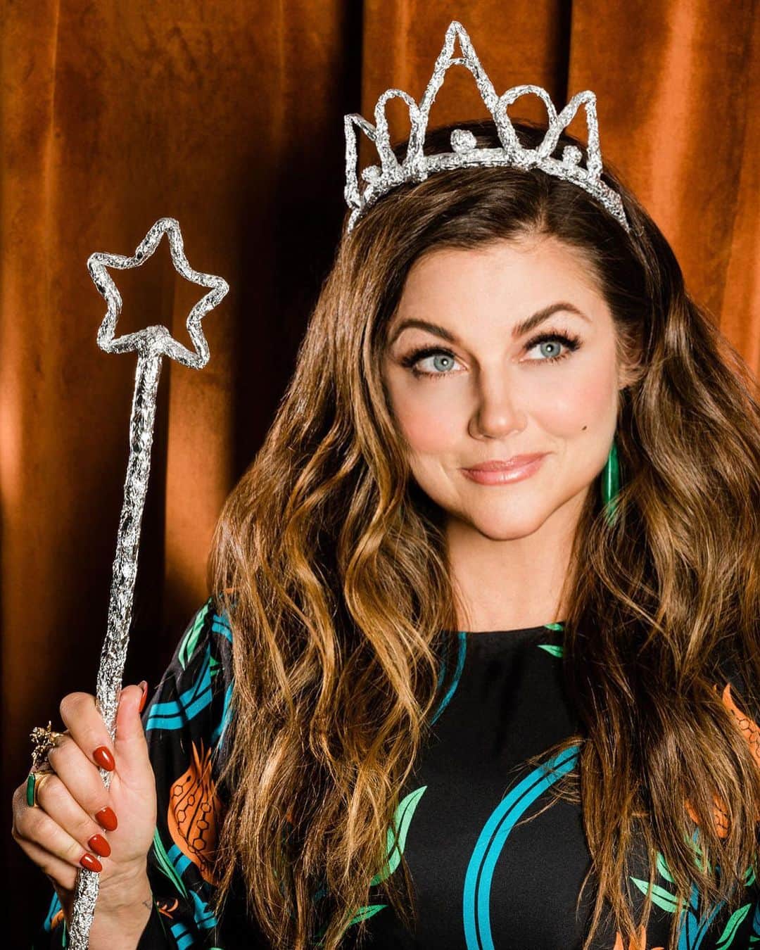 ティファニー・ティーセンのインスタグラム：「I call this one… the leftover queen 👸🏻Get ready because I’m about to show you guys all about the magic you can make with leftovers in my new cookbook #HereWeGoAgain. (Link in bio to pre-order!)   PS. Do I have something in my teeth? 😉」