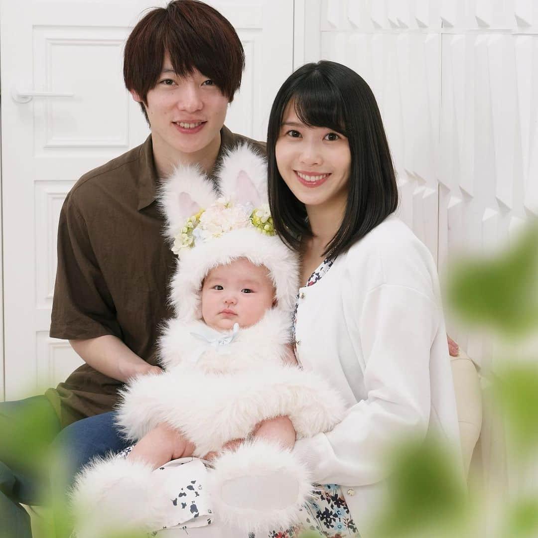 玉木碧のインスタグラム：「もうすぐ5ヶ月になるのですが、息子の100日祝いの時の写真をようやく取り込みました！🥹  #スタジオアリス で撮影したのですが、沢山衣装があって着せ放題でした😆💗  平日の昼間だったので空いていてじっくり沢山撮っていただけたので、平日昼間オススメです！笑  赤ちゃんのコンディション待ちもしてくれたので🤣  混んでたらぐずってても寝てても撮らざるを得ませんからね😳💦  カメラマンさんも赤ちゃんに慣れまくっていて、凄く笑わせるの上手！！  カメラを向けられたらしっかり笑顔を見せてくれて癒されました🥰  100日のお食い初め風と、初節句も近かったので五月人形とも！  そしてモコモコのうさぎにもなっちゃったよ🐰  #お食い初め #100日祝い  #スタジオ撮影 #生後3ヶ月  #男の子 #おとこのこベビー  #新米ママ  #育児 #子育て  #セントフォース #フリーアナウンサー #玉木碧  #卓球選手 #松平健太」