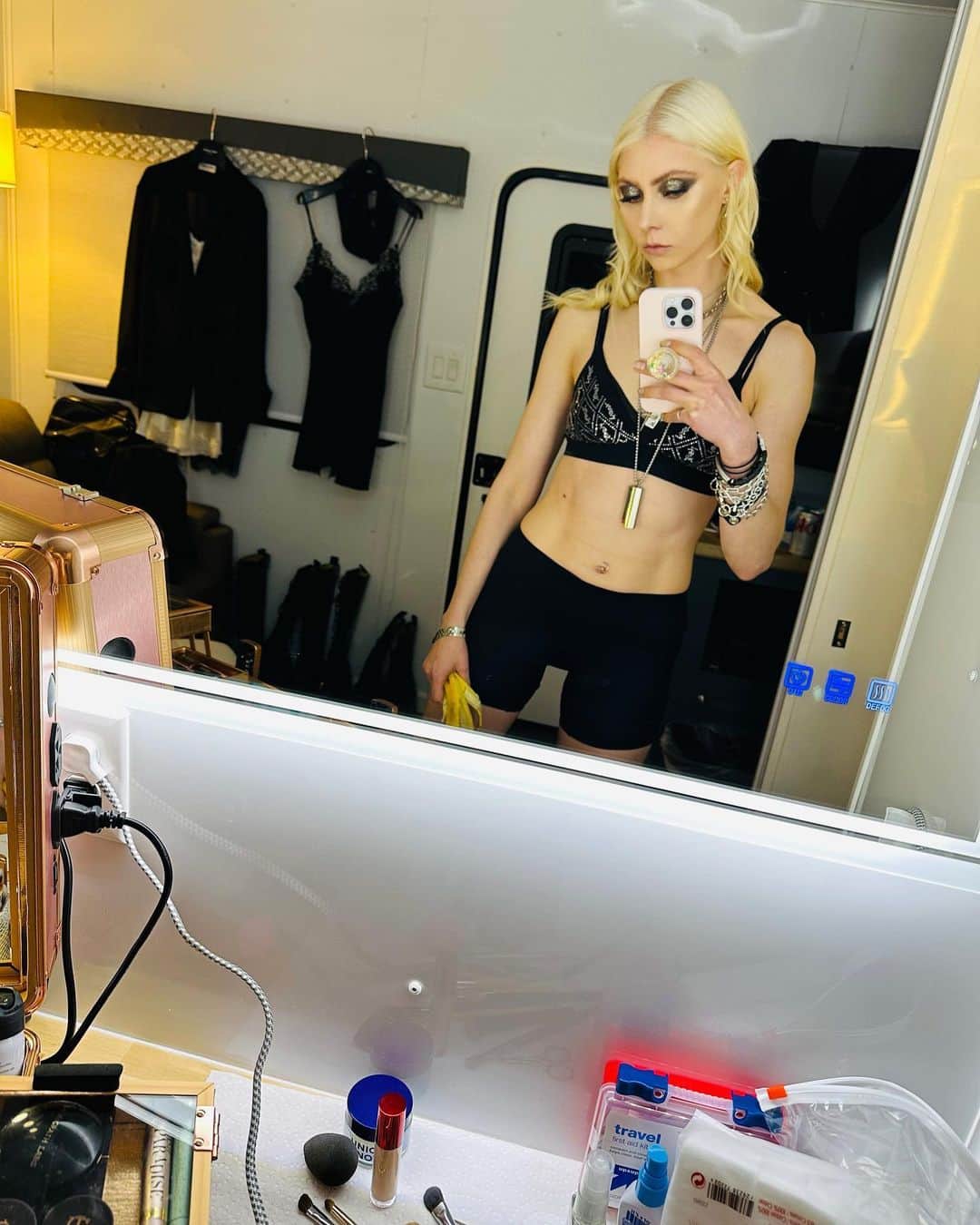 テイラー・モンセンのインスタグラム：「Getting show ready to open for #FOOFIGHTERS in Birmingham! EDIT Lightning ⚡️ is keeping us from stage, stay tuned!  It’s CRAZY out there, stay SAFE!! ❤️❤️❤️」