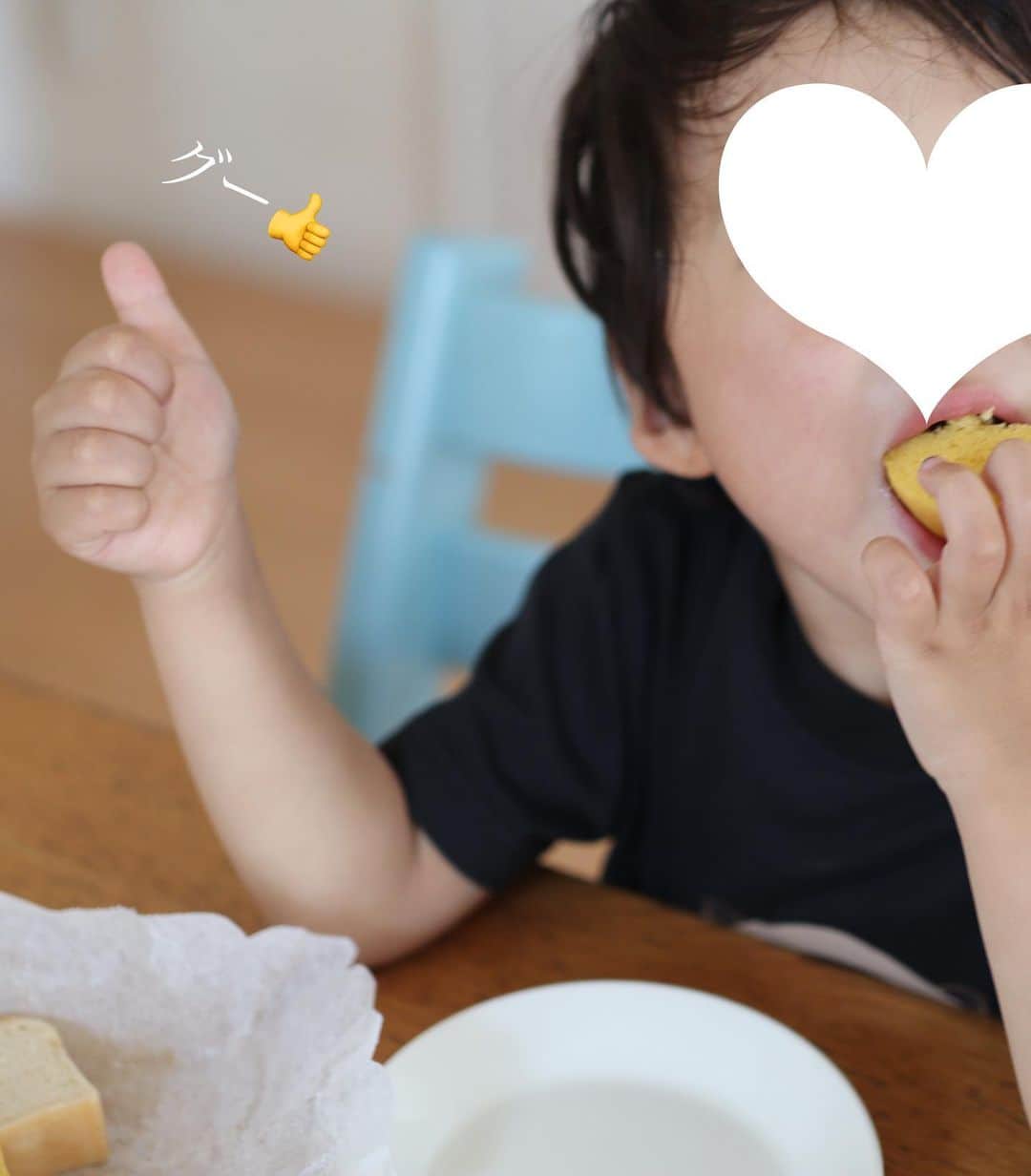 saya.s.aさんのインスタグラム写真 - (saya.s.aInstagram)「ストーリーズを見て下さった方はわかるかな？ #生米パン で朝ごはん🍞  生米パンをご存知の方いますか〜？  自宅でいつも食べているお米で作れるパン。 米粉も買わなくていいし、分付き米でも玄米でも好きなお米で、フライパンで作れるパン！ グルテンフリーはもちろんのこと、砂糖も卵も乳製品も使わない身体にも負担が少ない優しい優しいパンなんです☺️ そして、私の今までの米粉パンのイメージを覆す、次の日でもふわふわ柔らかい✨  昨日のレッスンで作った生米パンを今日の朝みんなで美味しいって言いながら家族で食べられて幸せな土曜日の朝です☀️  昨日は作ったのとお土産の生米パンを持ち帰ってきたのですが、オーガニックコットン巾着が軽いし、色々な形のパンの持ち帰りに便利でした♪  コットン巾着、野菜などの保存に使ったり、お出かけの時も荷物をまとめるのに使ったり、洗濯ネット代わりにもなるし、軽いし使わない時は収納場所も取らないし、プラフリーで改めて優秀だなぁって思う😌」6月17日 9時56分 - saya.s.a