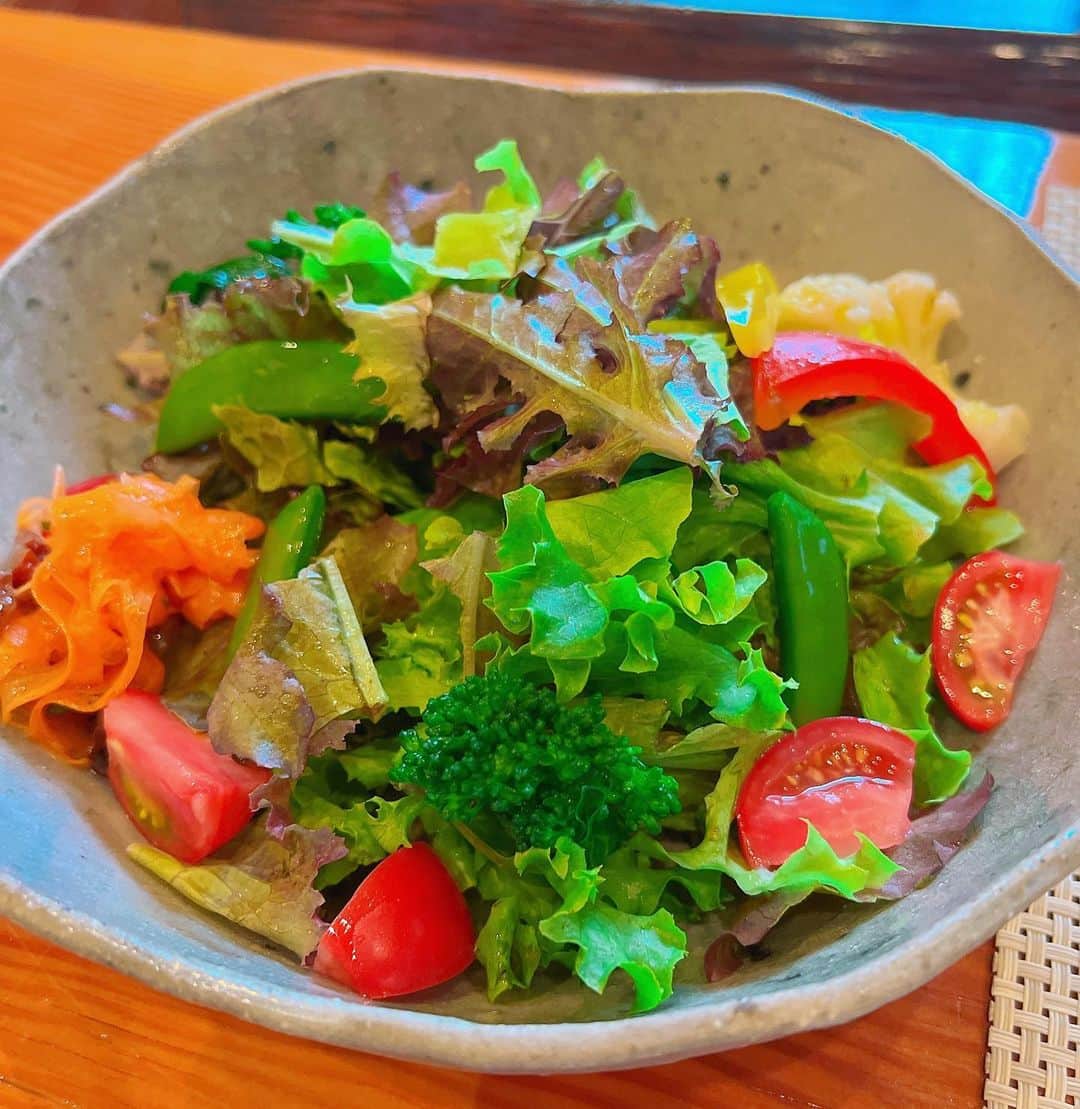 佐藤弥生さんのインスタグラム写真 - (佐藤弥生Instagram)「: 美味しいランチの記録😋 ・ 2ヶ月前から予約していた『毬真工房（Kyuuma koubo）』でランチ🙏🥢💓 ・ お野菜を中心の献立で、一つ一つ丁寧に作られていて、彩りも綺麗で、 "人に作ってもらったご飯って本当に美味しいんだよな〜"って改めて感じるお料理でした♡ ・ 器の素晴らしさに心がときめきました😍 こちらで全て作って焼いている器だそうで購入もできます💁🏻‍♀️ ・ 美味しいランチで満たされた後、食器を眺めるのも素敵な時間でした♡ ・ 何度ももトライして予約してくれた友よ、ありがとう😊 #毬真工房（Kyuuma koubo） #柏 #美味しいランチ #ヘルシーランチ #お野菜たっぷりランチ #器 #器のお店 #器工房」6月17日 9時58分 - sato__yayoi