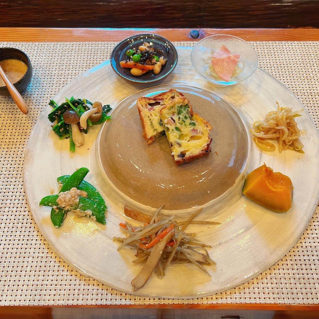 佐藤弥生のインスタグラム：「: 美味しいランチの記録😋 ・ 2ヶ月前から予約していた『毬真工房（Kyuuma koubo）』でランチ🙏🥢💓 ・ お野菜を中心の献立で、一つ一つ丁寧に作られていて、彩りも綺麗で、 "人に作ってもらったご飯って本当に美味しいんだよな〜"って改めて感じるお料理でした♡ ・ 器の素晴らしさに心がときめきました😍 こちらで全て作って焼いている器だそうで購入もできます💁🏻‍♀️ ・ 美味しいランチで満たされた後、食器を眺めるのも素敵な時間でした♡ ・ 何度ももトライして予約してくれた友よ、ありがとう😊 #毬真工房（Kyuuma koubo） #柏 #美味しいランチ #ヘルシーランチ #お野菜たっぷりランチ #器 #器のお店 #器工房」