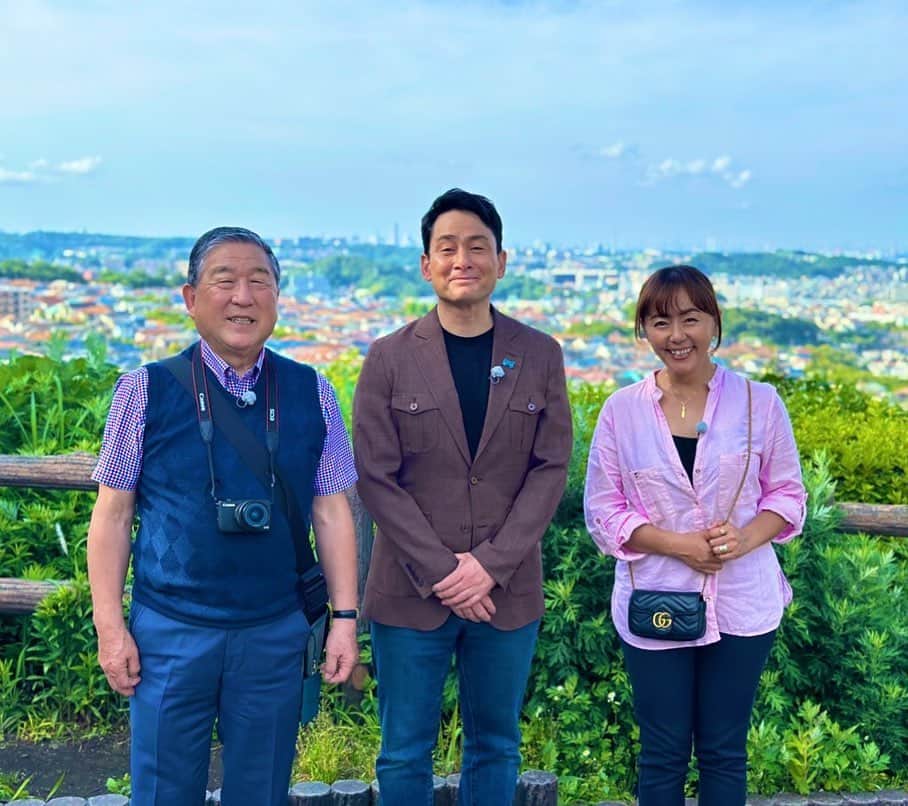 野口健のインスタグラム：「6月18日（日）16時15分から、テレビ朝日「路線バスで寄り道の旅」に出演します。今回は、金沢八景～鷹取山～北鎌倉長谷を巡ります。  もう、徳光さんの優しさがロケチーム全体を包み込んだ雰囲気で、とてもハッピーオーラ。僕のロケ体験の中で1番、楽しいロケとなりました。街歩く人たちが、徳光さんに声をかけるのですが、そのお一人お一人に物凄く丁寧に対応される徳光さんに感動しました。田中律子さんも、カッコよく、美しい。徳光さんと田中律子さんのペアーは最強ですね。いや〜本当に楽しすぎるロケで途中から完全に仕事という事を忘れて、心底に楽しみ過ぎました。徳光さん、田中律子さんのお陰で寡黙なアルピニストが珍しく喋ったのかもしれません。 　 また、呼ばれたい！！！  #野口健#路線バスで寄り道の旅 #徳光和夫 #田中律子」