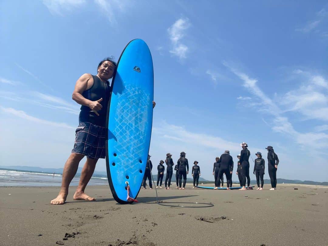 Ken Harakumaのインスタグラム：「Aloha❣️🤙🤙🤙 Surfing 2日目始まりました❤️❤️❤️ @hatasurfdojo  @international_yoga_center  天気も波も最高でーす🏄🏄‍♀️🏄‍♂️ #サーフィン #四国  #高知県  #アシュタンガヨガ  #ケンハラクマ」