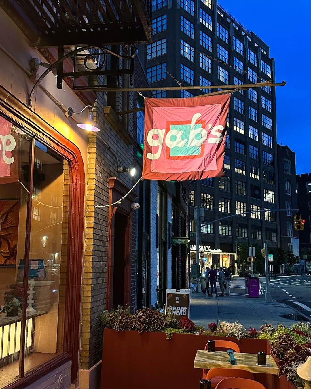 サラ・ジェシカ・パーカーのインスタグラム：「A treasure.  New to our neighborhood and we are, oh so happy you have arrived! This restaurant has a lot to crow about.  Surrounded by happy locals that have found their new dining room.  Welcome to the West Village @gabs.nyc  Put this on your list everyone! X, SJ」